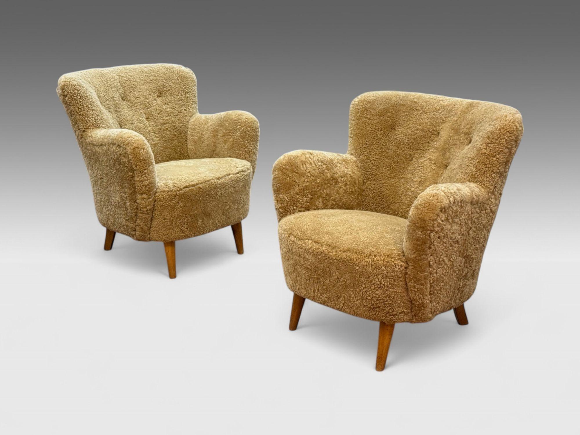Dänische Moderne, Honey Schafsfell, Buche, Organic Lounge Chairs, Dänemark, 1940er Jahre

Ein Paar organisch geformte Lounge- oder Sessel eines unbekannten dänischen Schreiners, entworfen und hergestellt in Dänemark in den 1940er Jahren. Jedes