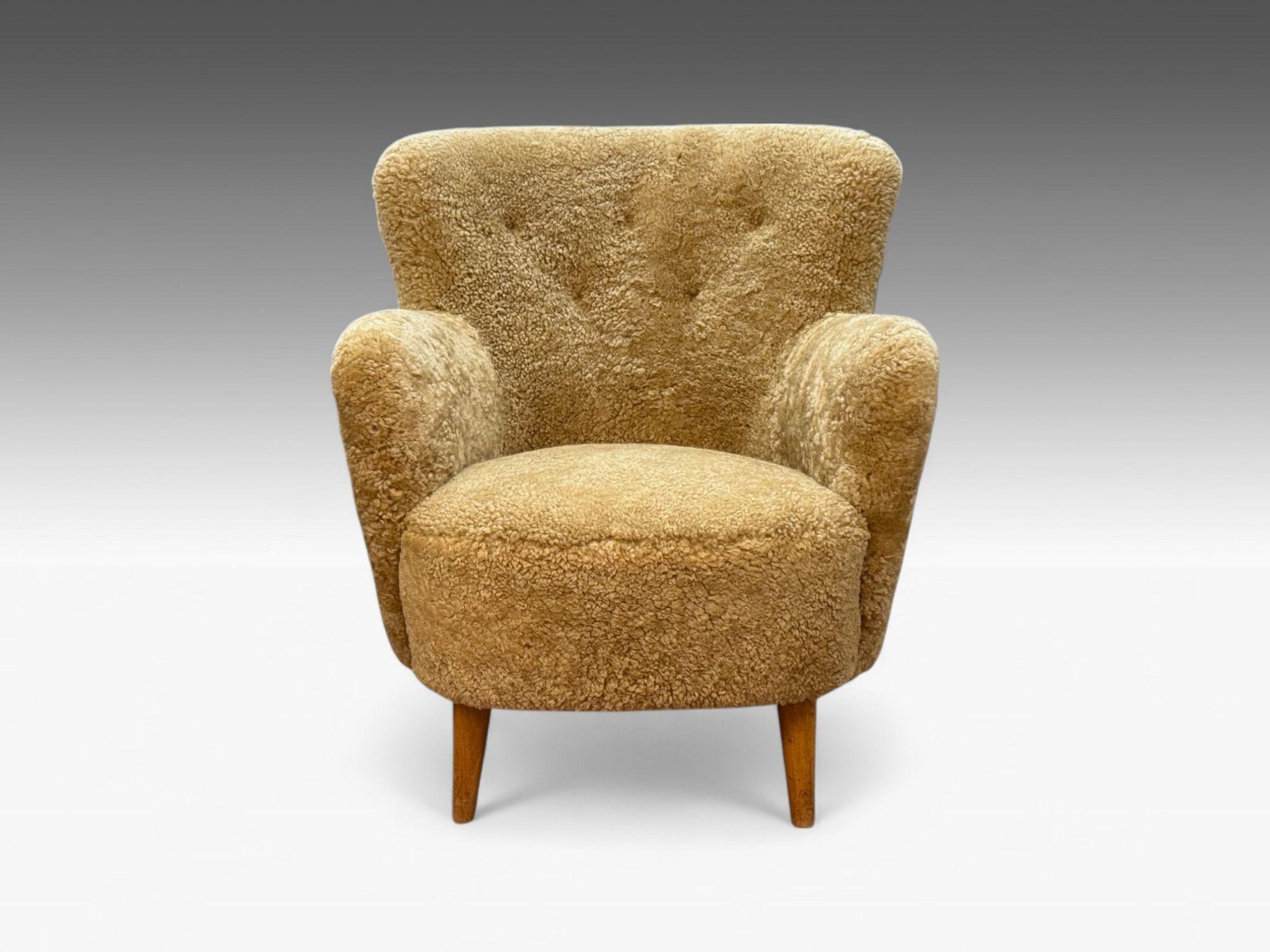 Dänische Moderne, Honey Schafsfell, Buche, Organic Lounge Chairs, Dänemark, 1940er Jahre (Mitte des 20. Jahrhunderts) im Angebot