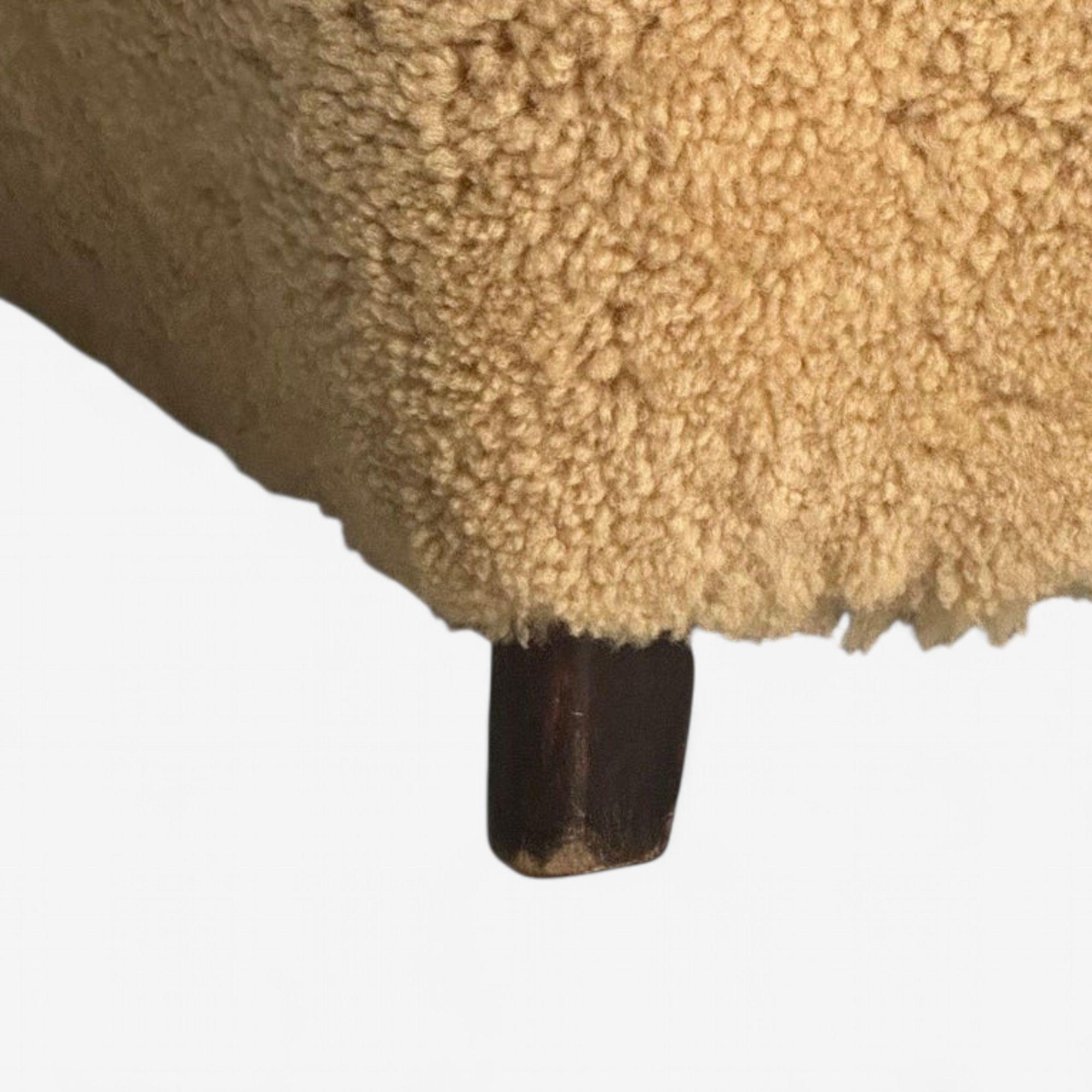 Canapé danois moderne, en peau de mouton miel, Oak, Danemark, années 1940 en vente 3