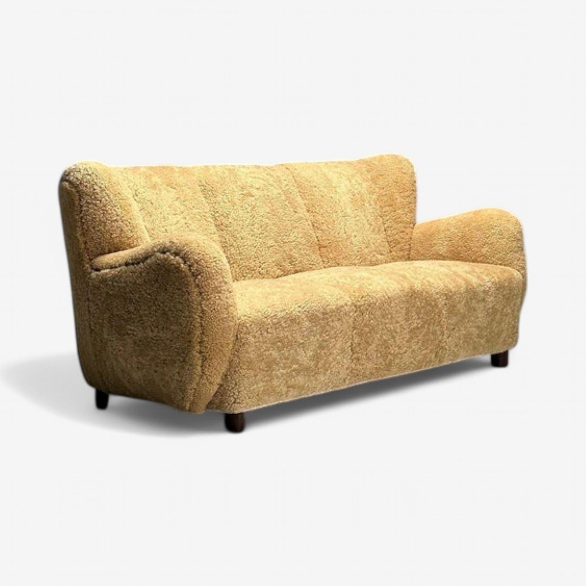 Canapé moderne danois, en chêne et en peau de mouton, Danemark, années 1940

Canapé moderne danois conçu par un ébéniste inconnu et produit au Danemark dans la première moitié du XXe siècle. Canapé trois places avec un nouveau revêtement en peau de