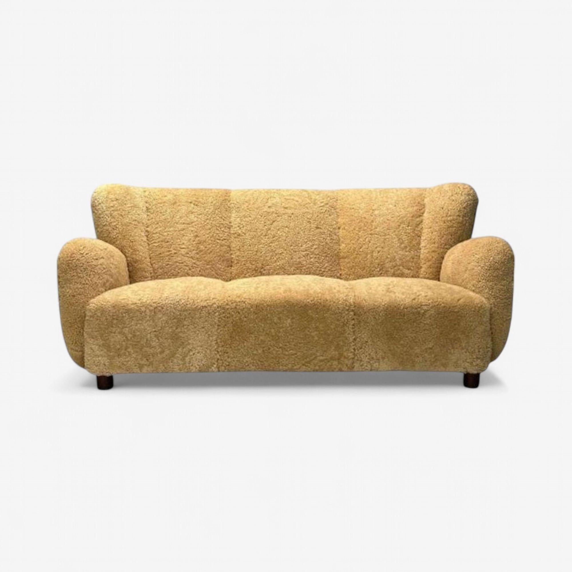Scandinave moderne Canapé danois moderne, en peau de mouton miel, Oak, Danemark, années 1940 en vente