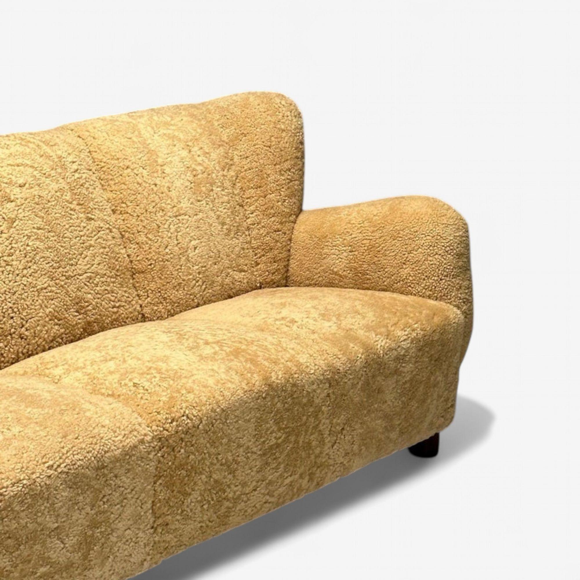 Canapé danois moderne, en peau de mouton miel, Oak, Danemark, années 1940 Bon état - En vente à Manhasset, NY