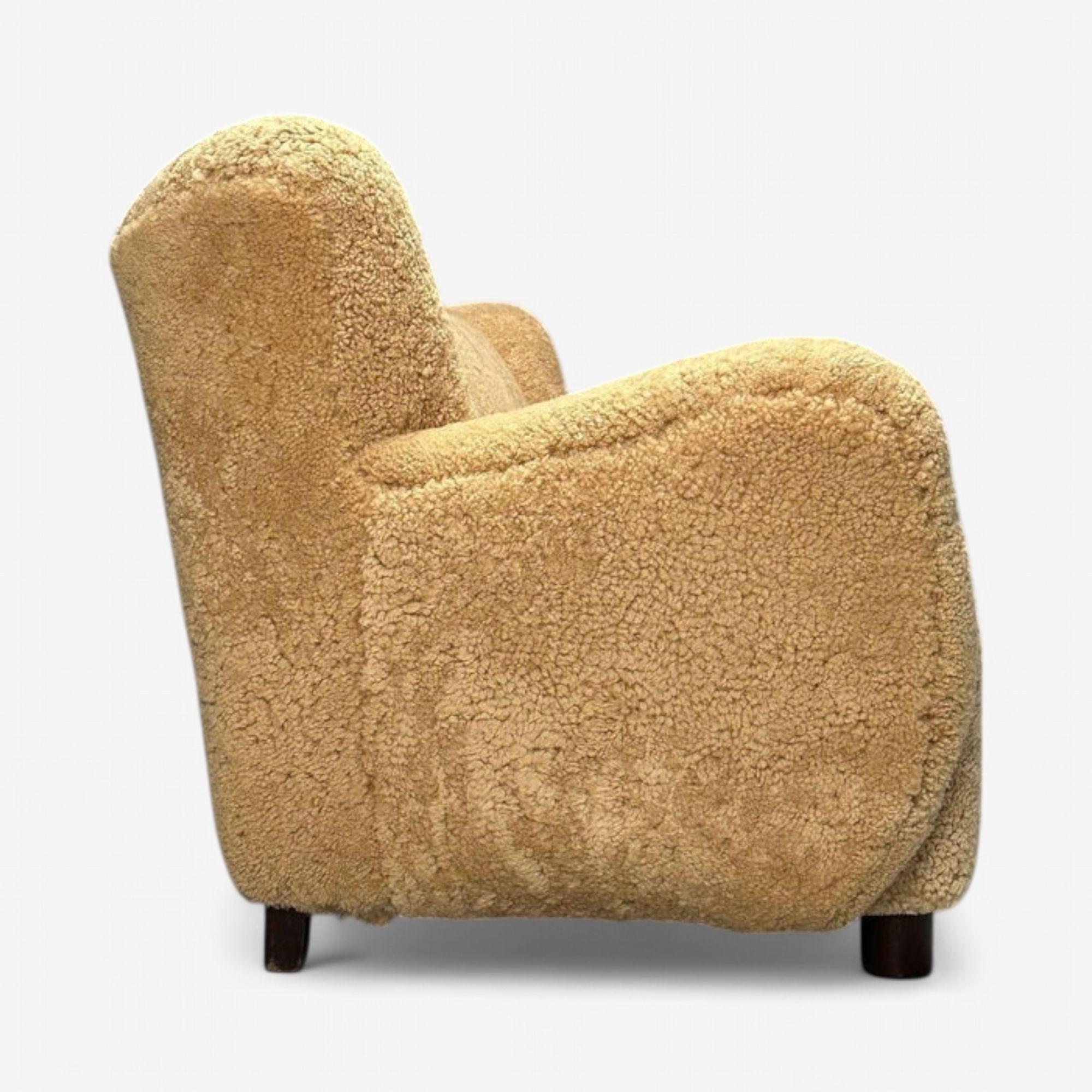 Milieu du XXe siècle Canapé danois moderne, en peau de mouton miel, Oak, Danemark, années 1940 en vente
