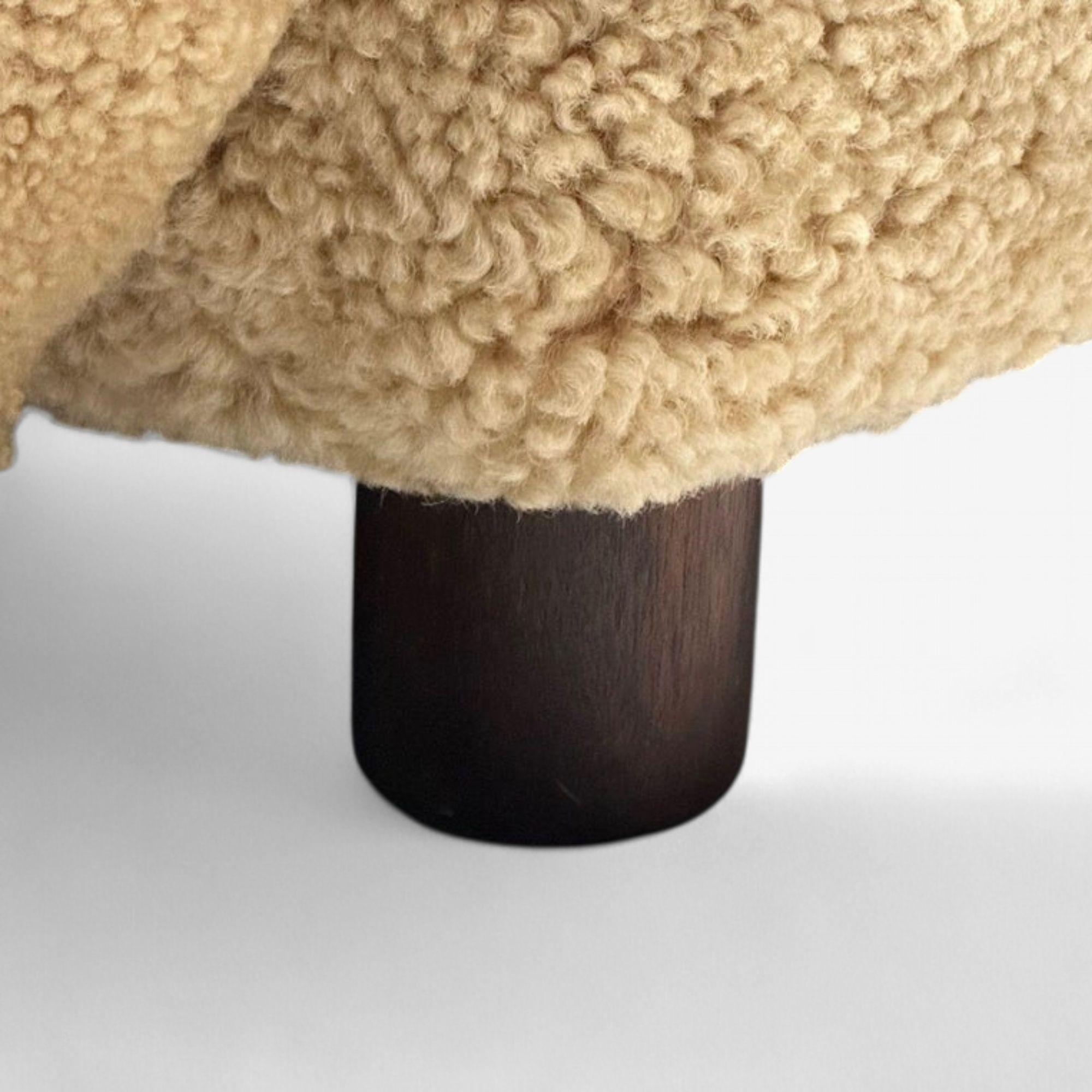 Cuir de mouton Canapé danois moderne, en peau de mouton miel, Oak, Danemark, années 1940 en vente