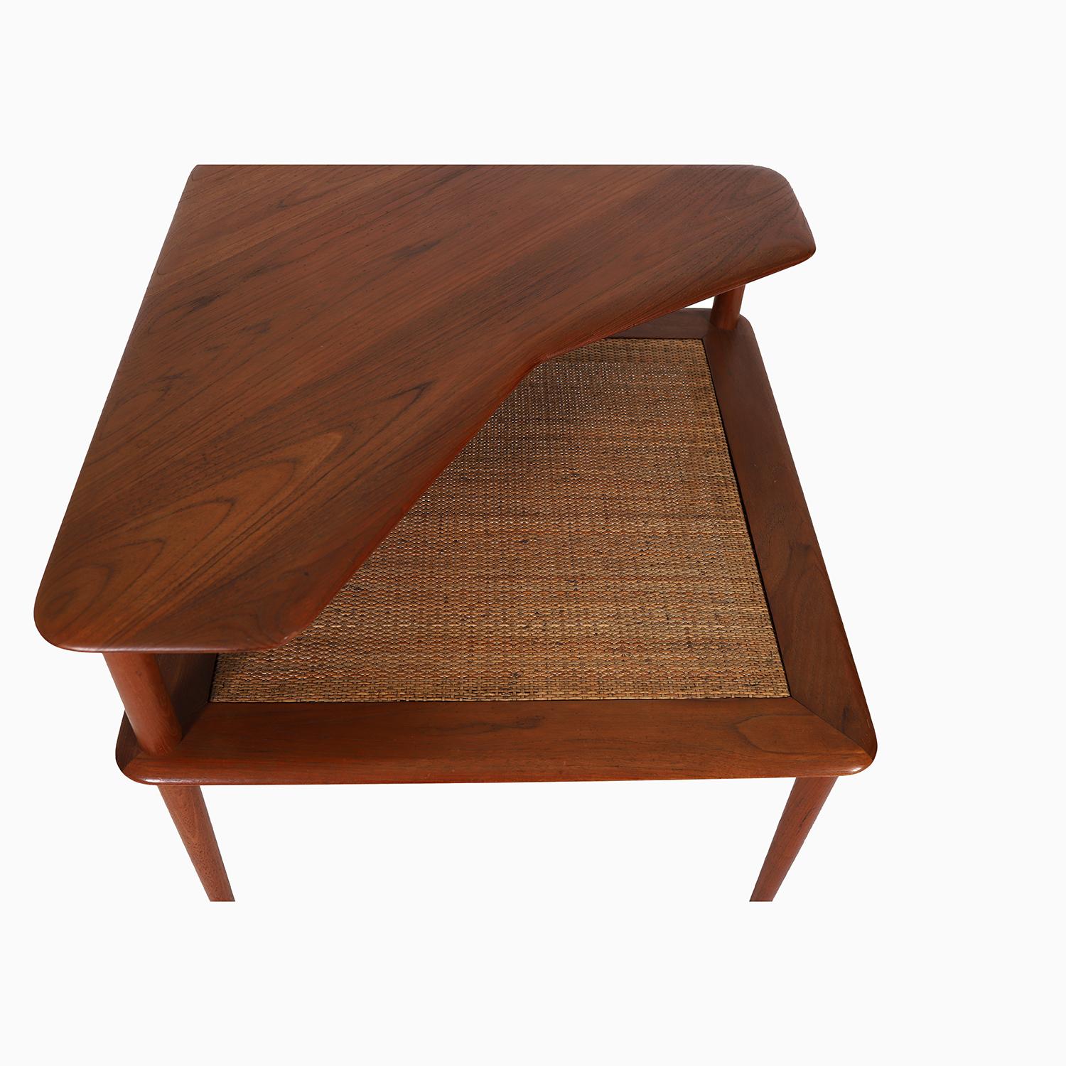 Une table d'appoint moderne danoise conçue par Peter Hvidt & Orla Molgaard-Nielsen et produite par France & Søn. Un design qui a été réalisé pour leur ensemble de canapé 