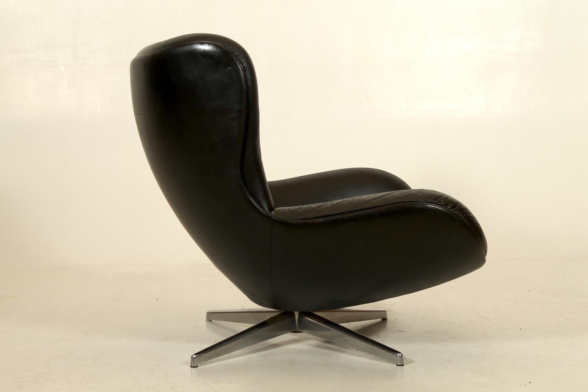 Scandinavian Modern Danish modern, Illum Wikkelsø for Mikael Laursen Swivel 'ML214' Lounge Chair For Sale