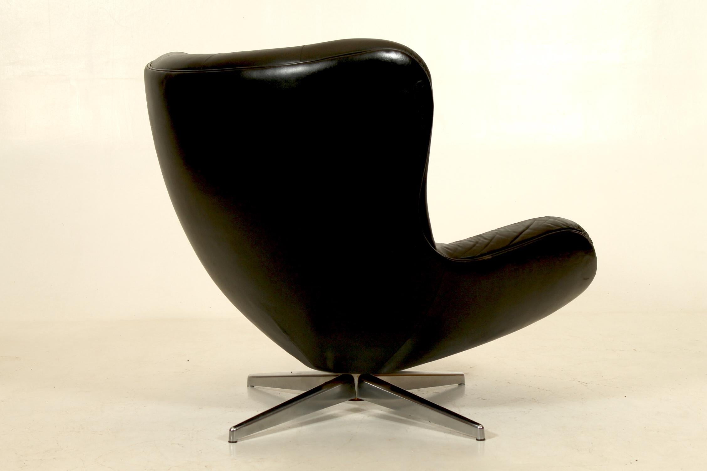 Danish modern, Illum Wikkelsø for Mikael Laursen Swivel 'ML214' Lounge Chair In Good Condition For Sale In København K, DK