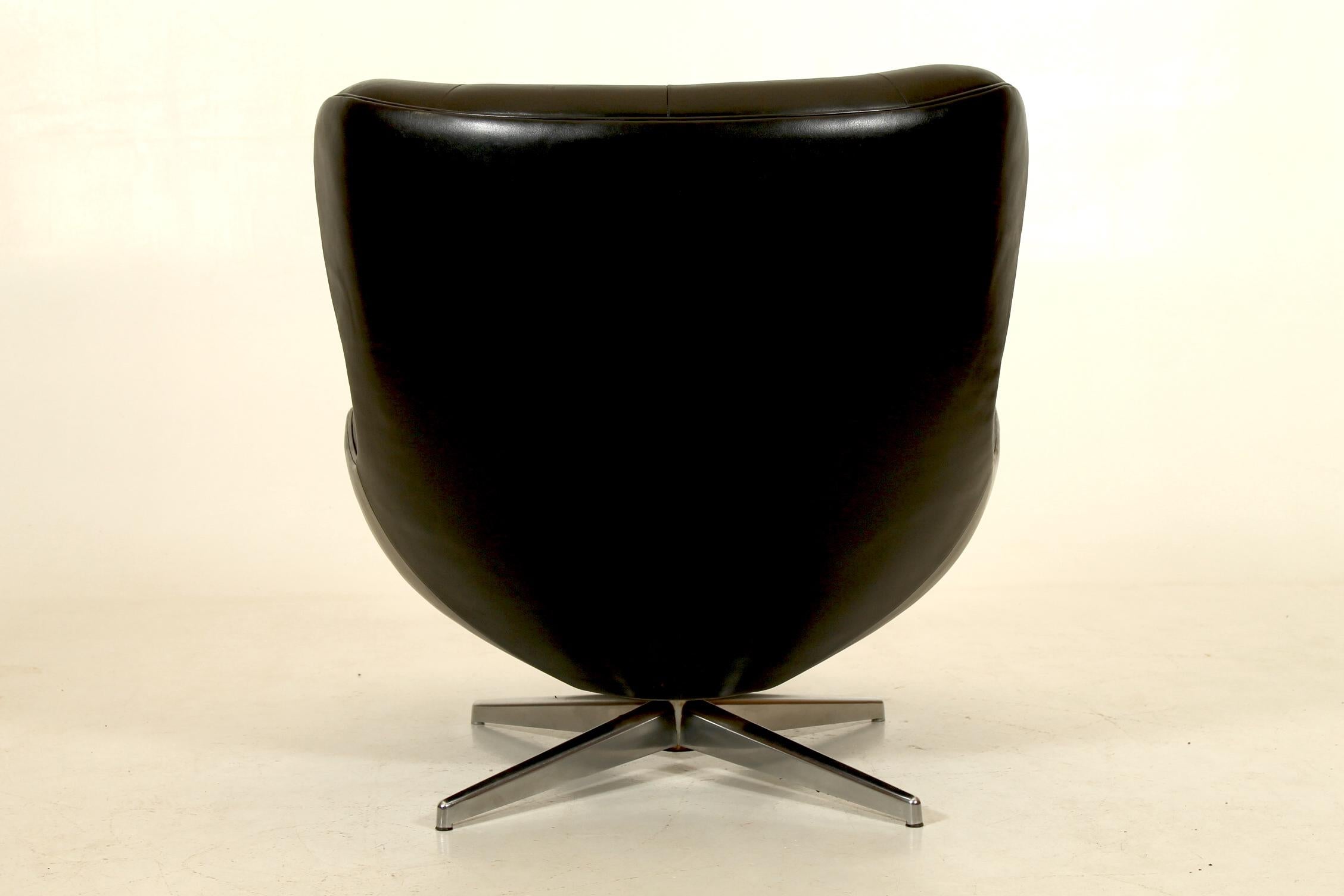 Mid-20th Century Danish modern, Illum Wikkelsø for Mikael Laursen Swivel 'ML214' Lounge Chair For Sale
