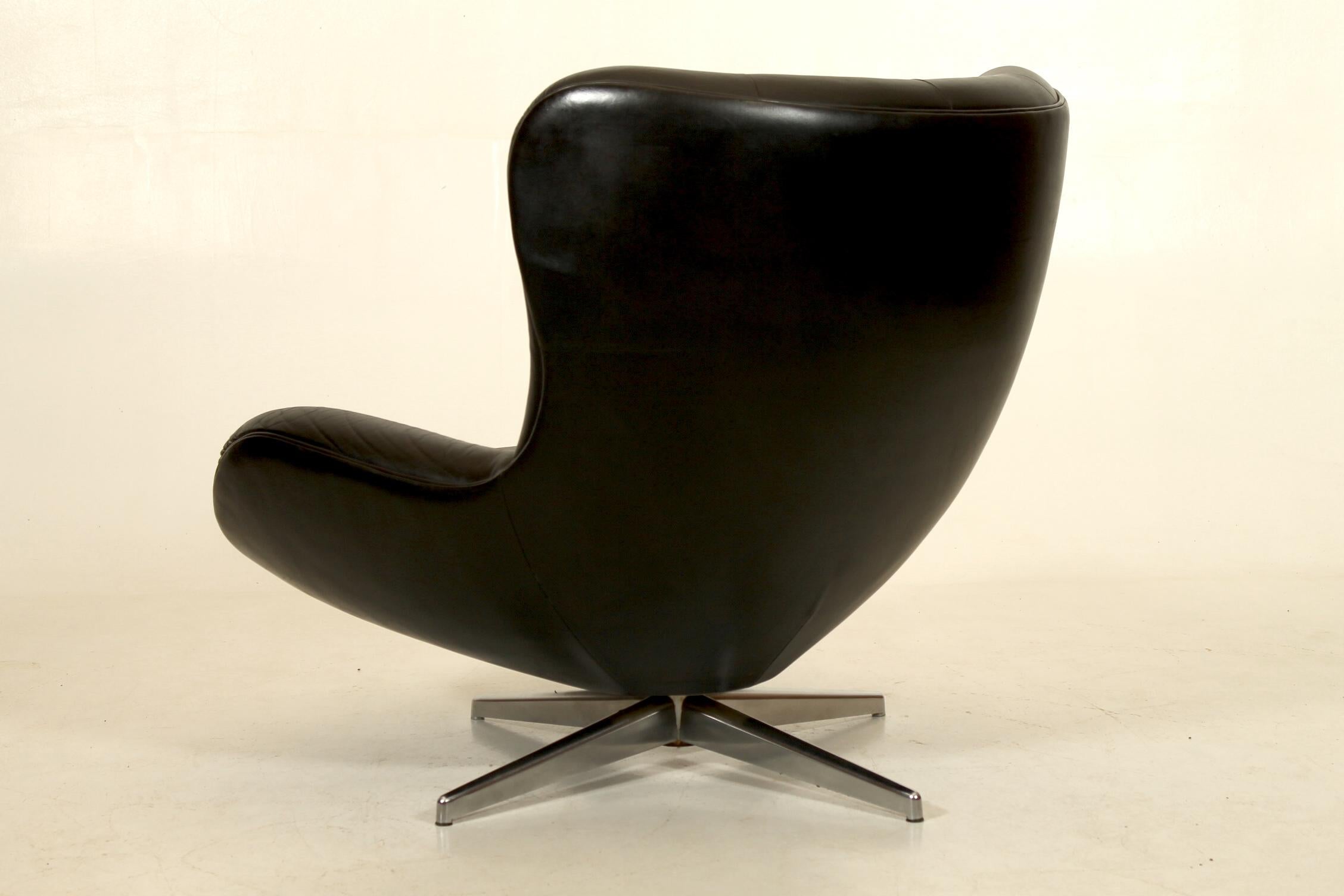 Steel Danish modern, Illum Wikkelsø for Mikael Laursen Swivel 'ML214' Lounge Chair For Sale