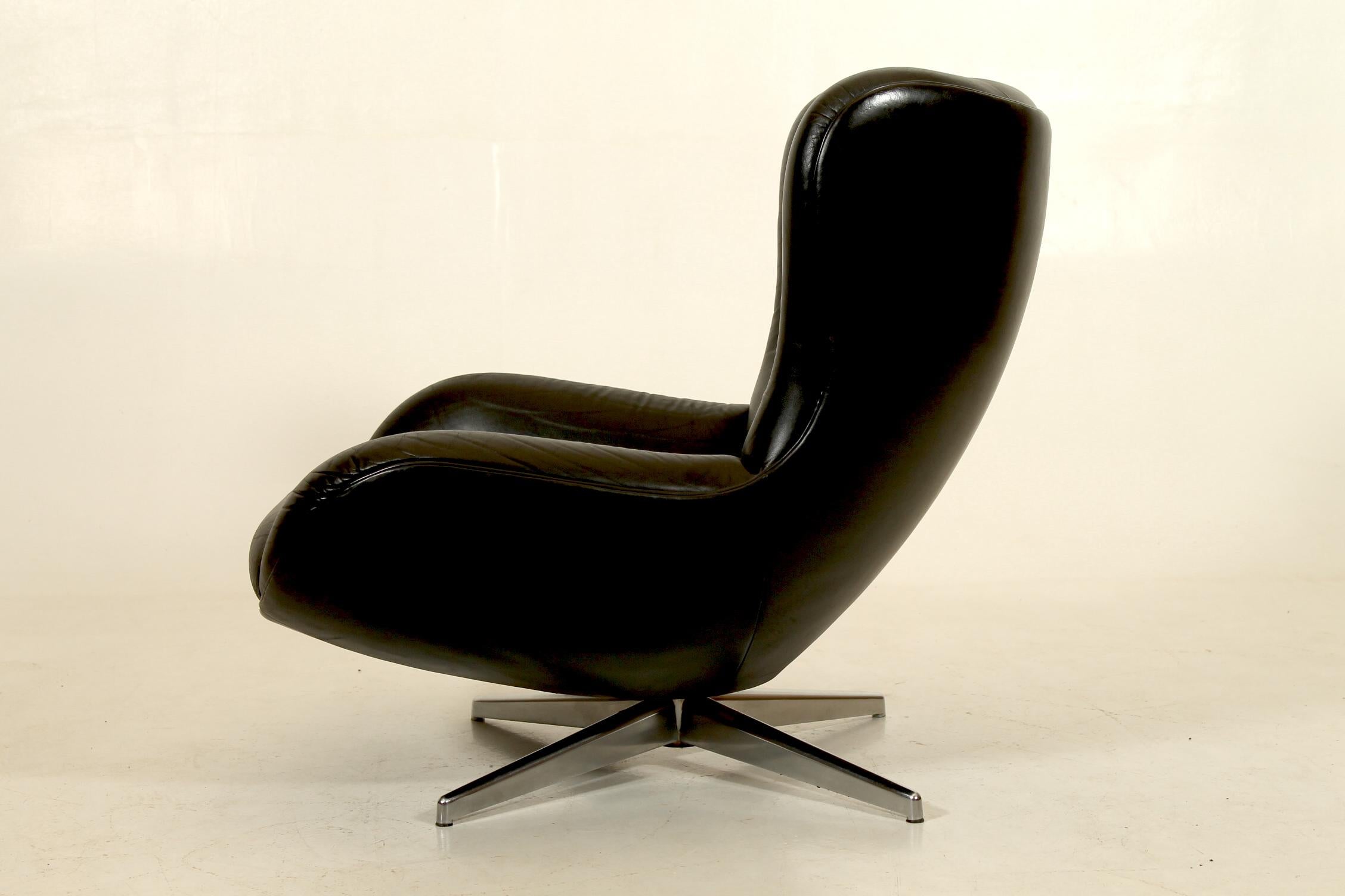 Danish modern, Illum Wikkelsø for Mikael Laursen Swivel 'ML214' Lounge Chair For Sale 1