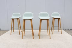 Sgabelli da bar Iskos-Berlin in stile Danish Modern per Muuto, in pelle e fibra con base in rovere, set da 4