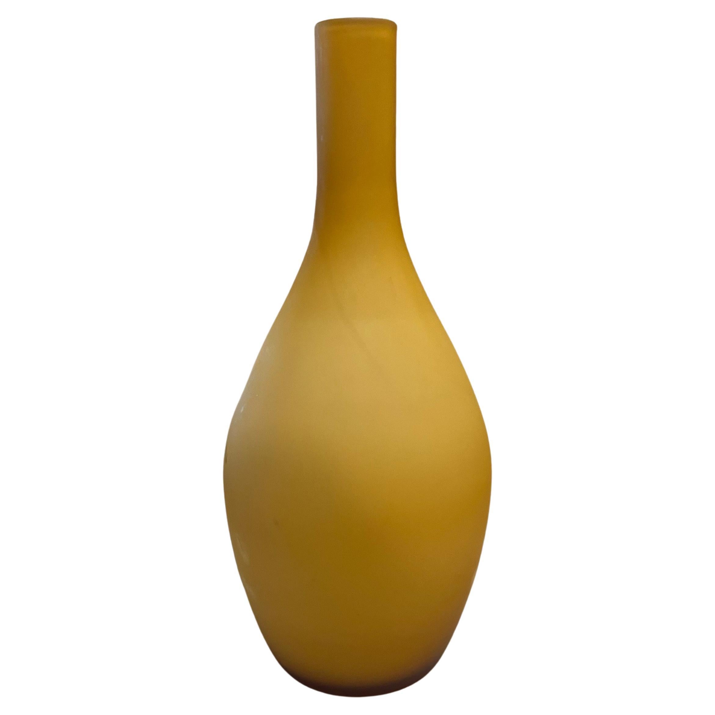 Bellissimo vaso in vetro di Murano, con finitura satinata e colore in ottime condizioni.