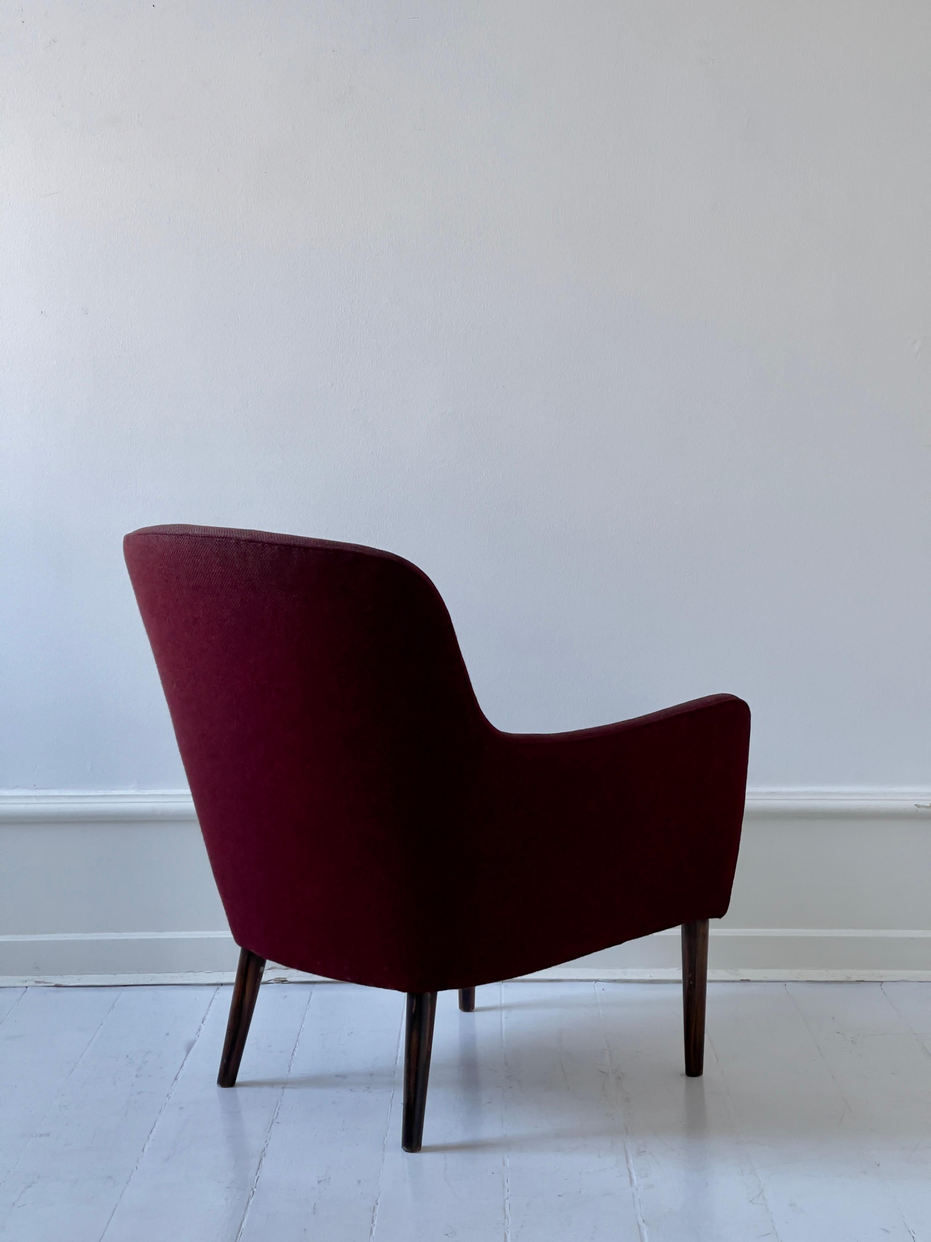 Mid-Century Modern 1950s lounge chair by cabinetmaker Jacob Kjaer in Wool and with Tapering Legs For Sale