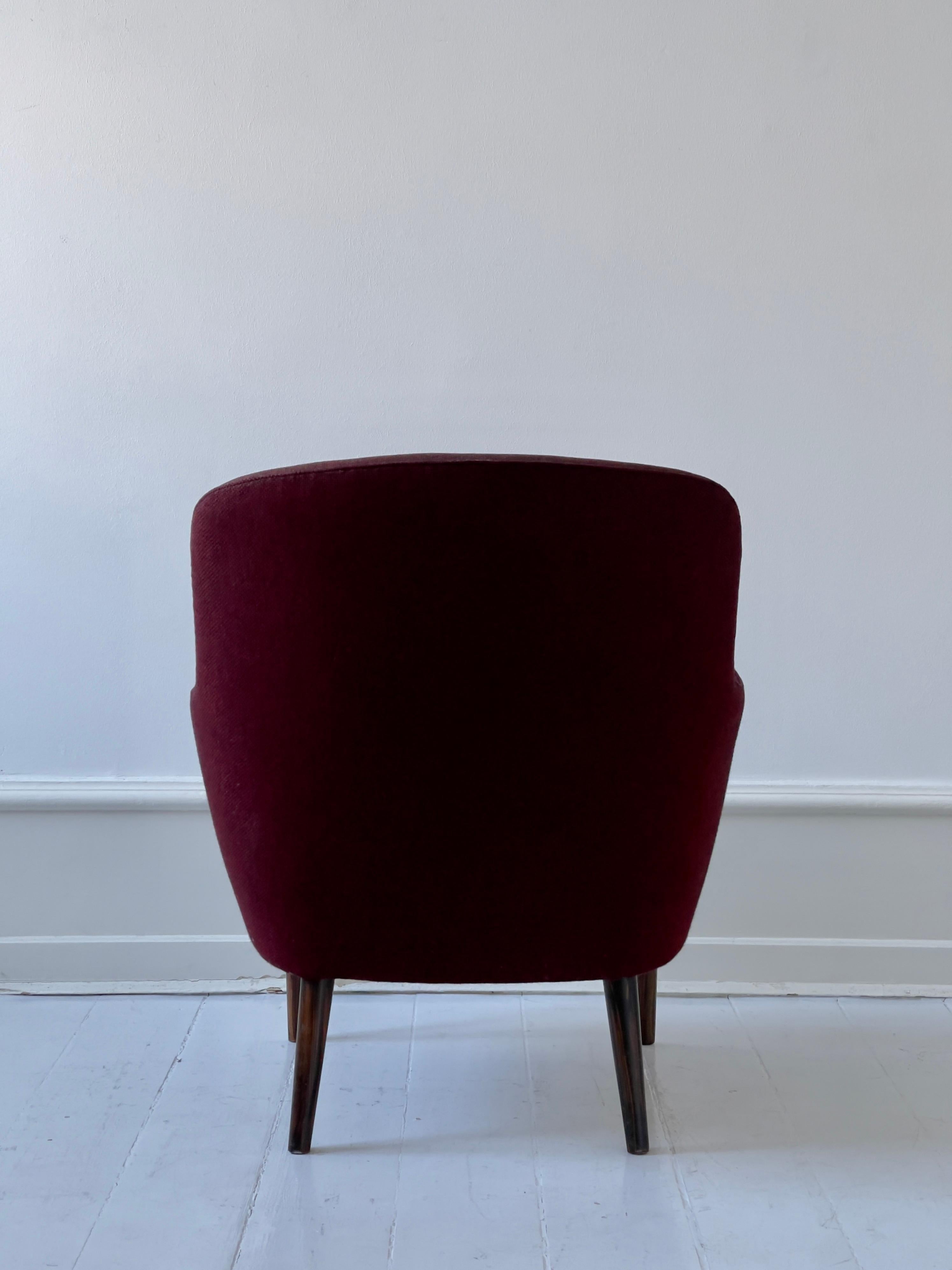 Fabric 1950s lounge chair by cabinetmaker Jacob Kjaer in Wool and with Tapering Legs For Sale