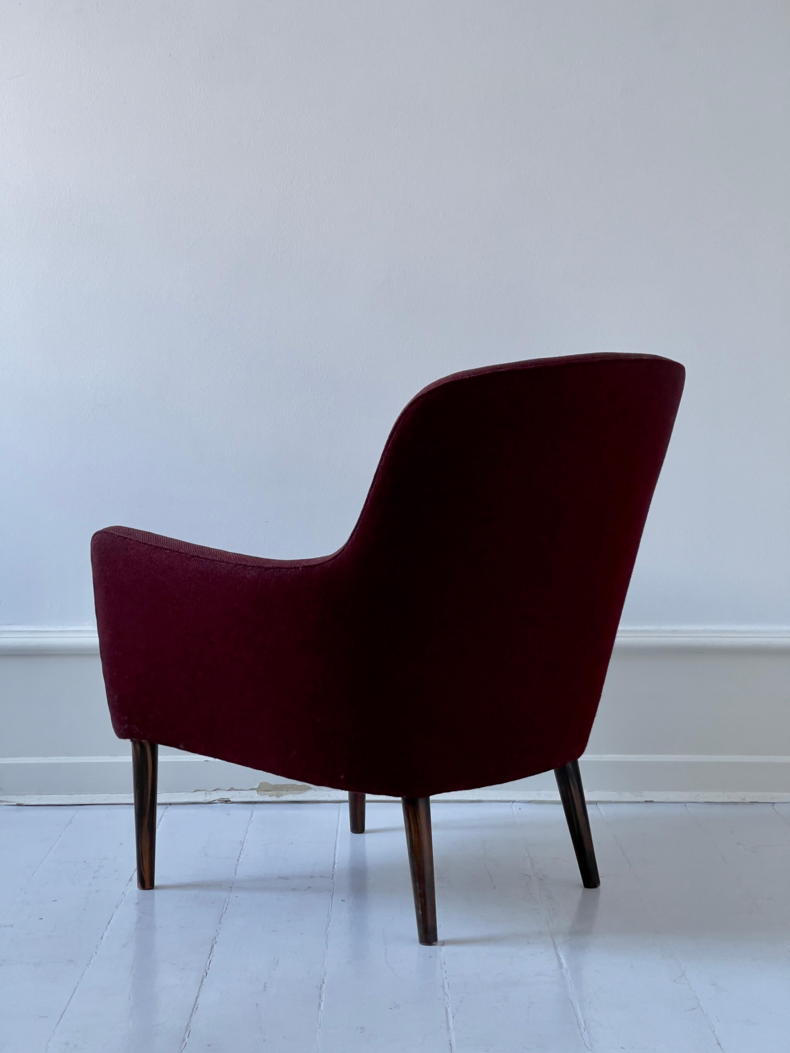 1950s lounge chair by cabinetmaker Jacob Kjaer in Wool and with Tapering Legs For Sale 1