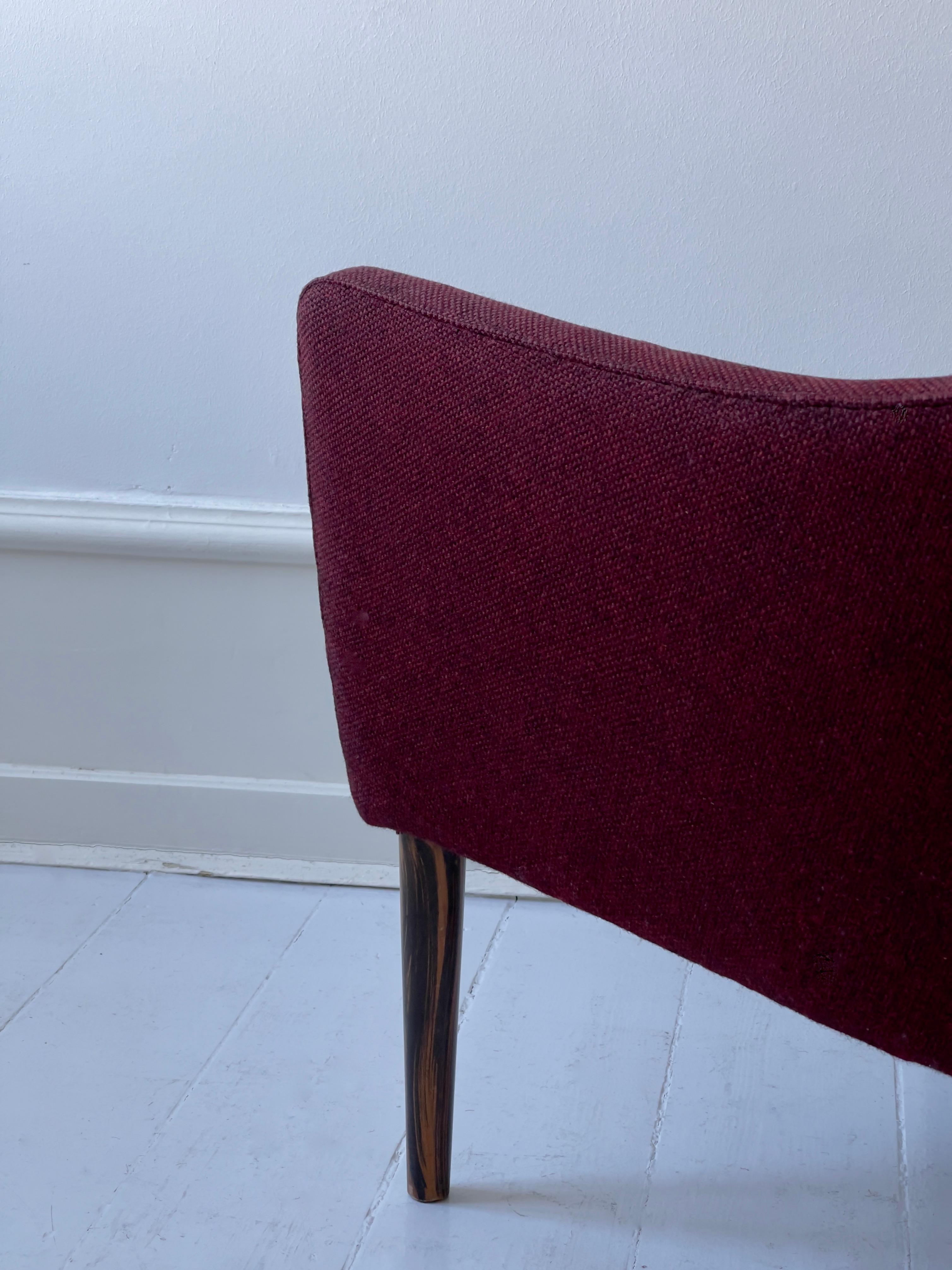 1950s lounge chair by cabinetmaker Jacob Kjaer in Wool and with Tapering Legs For Sale 2