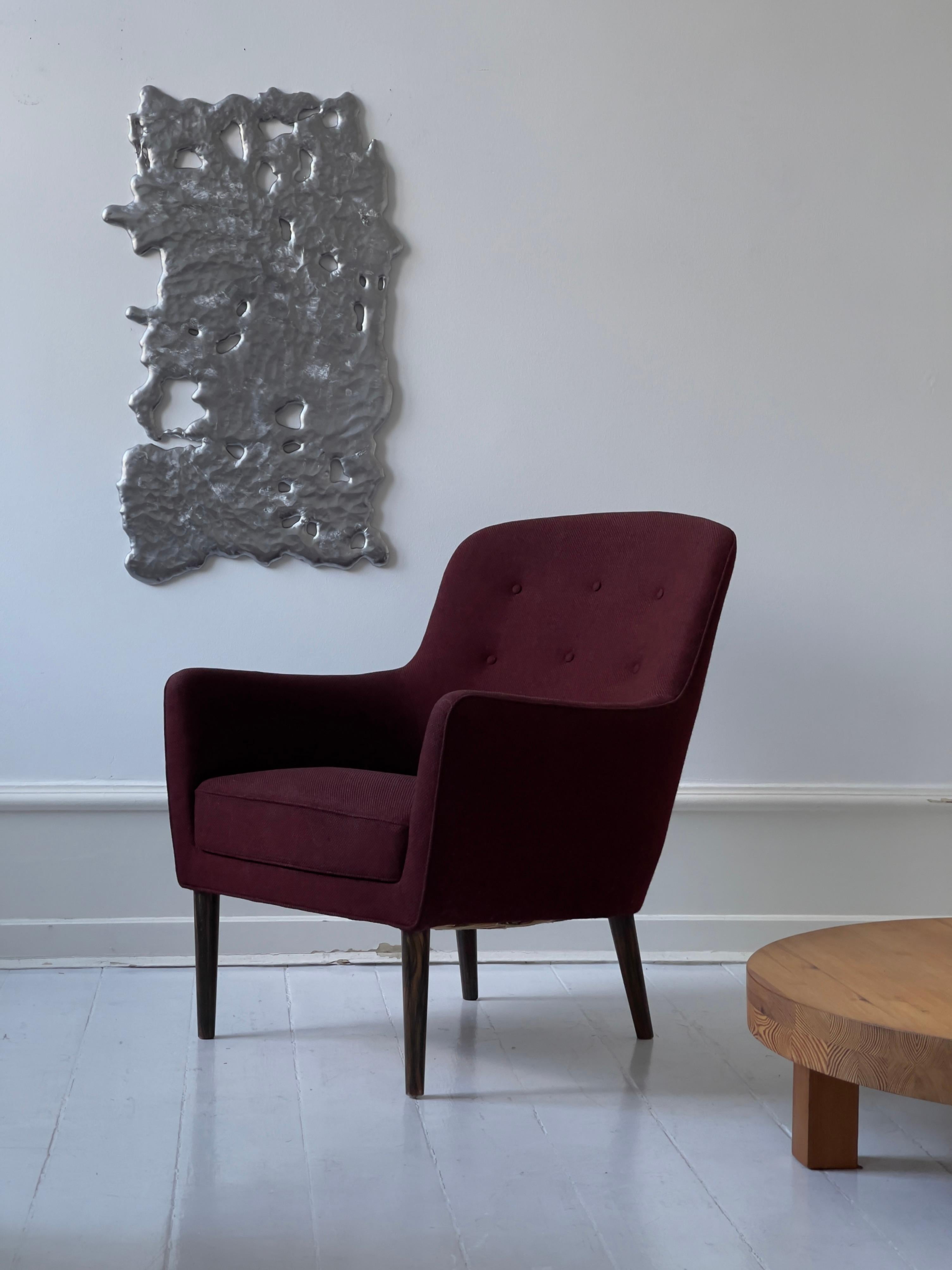  Fauteuil danois des années 1950 rouge et  en laine noire, avec six boutons dans le dos. Pieds en bois effilés. Ce fauteuil a été conçu et fabriqué au Danemark vers 1952 par le maître ébéniste danois Jacob Kjaer. La chaise a été entièrement