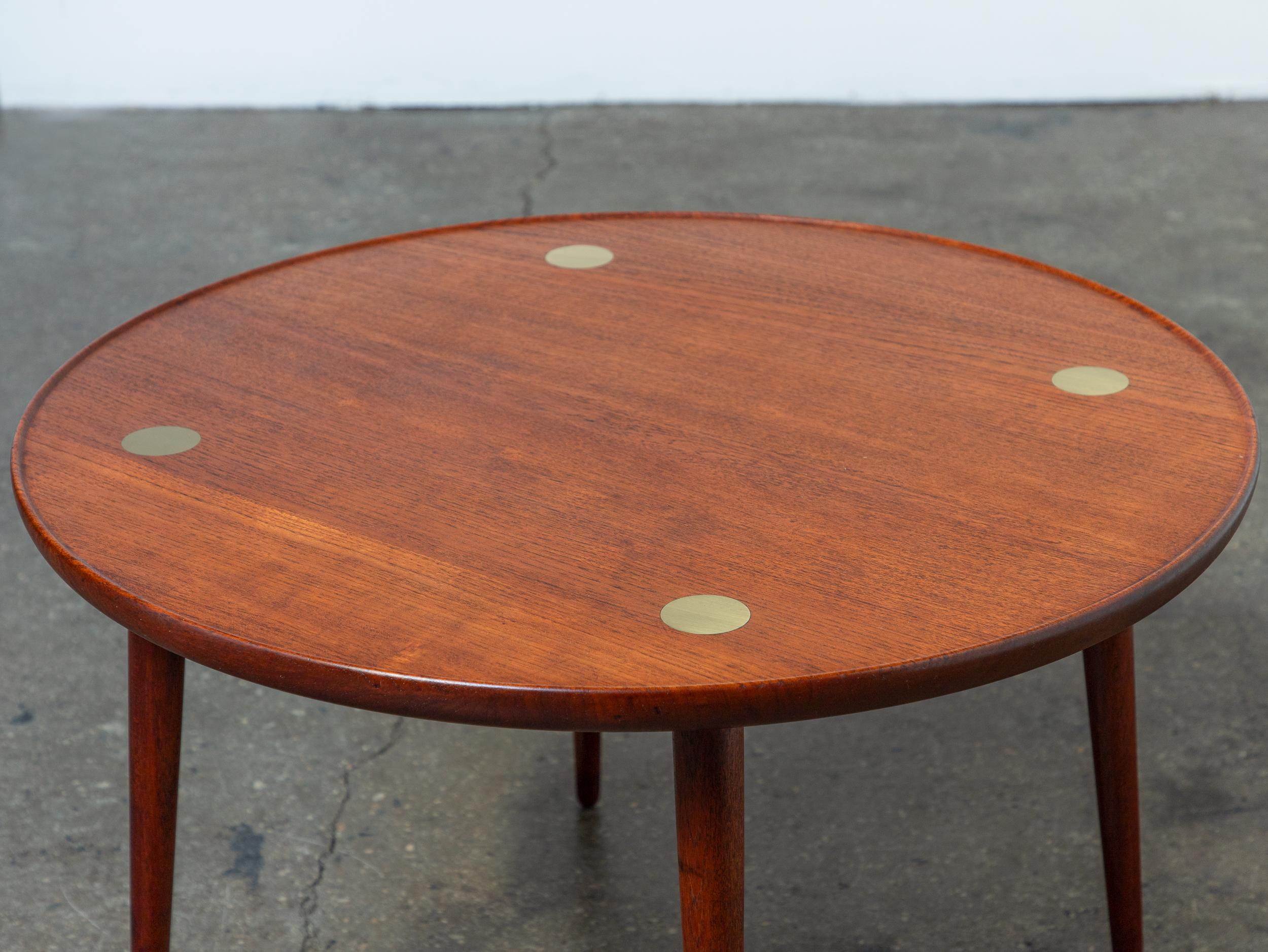 Scandinave moderne Table basse cocktail en teck moderne danois The Moderns - ronde, teck, accents en laiton en vente
