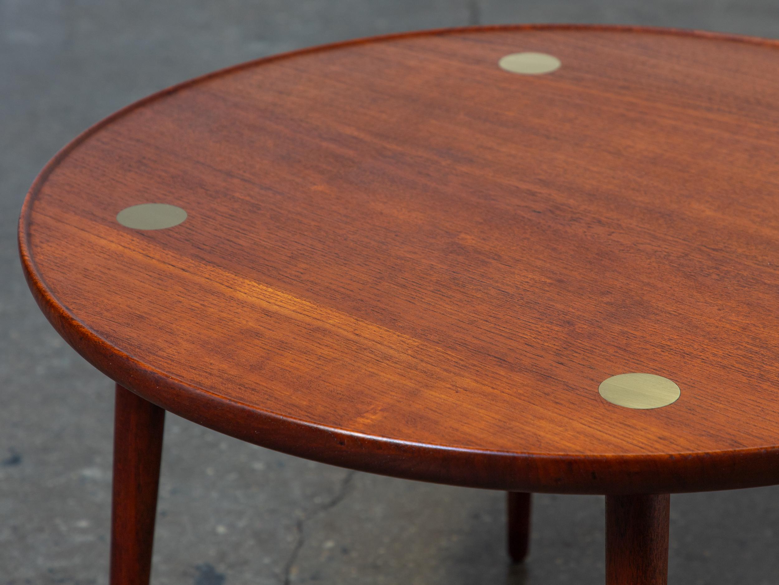 Danois Table basse cocktail en teck moderne danois The Moderns - ronde, teck, accents en laiton en vente