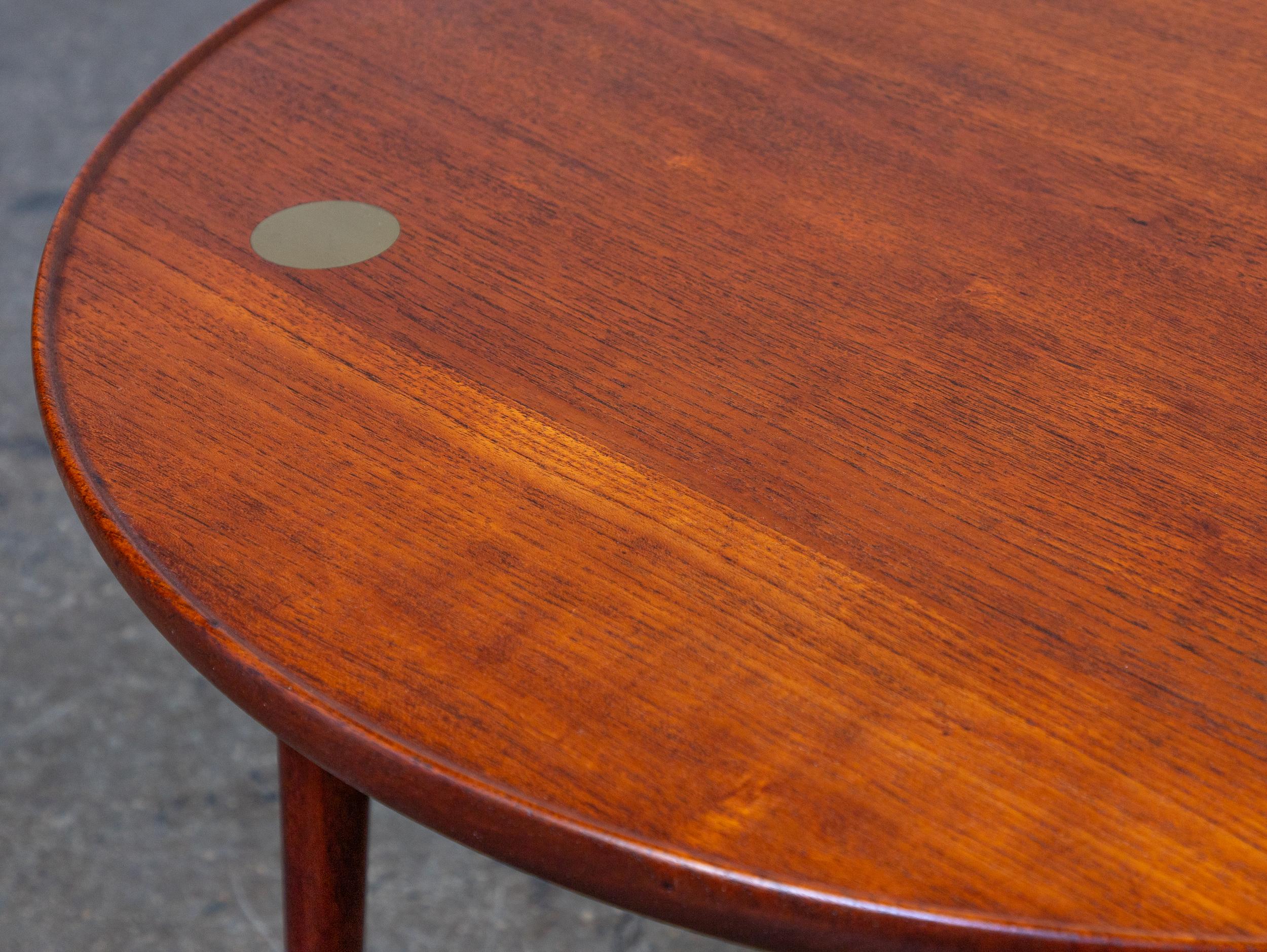 Table basse cocktail en teck moderne danois The Moderns - ronde, teck, accents en laiton Bon état - En vente à Brooklyn, NY