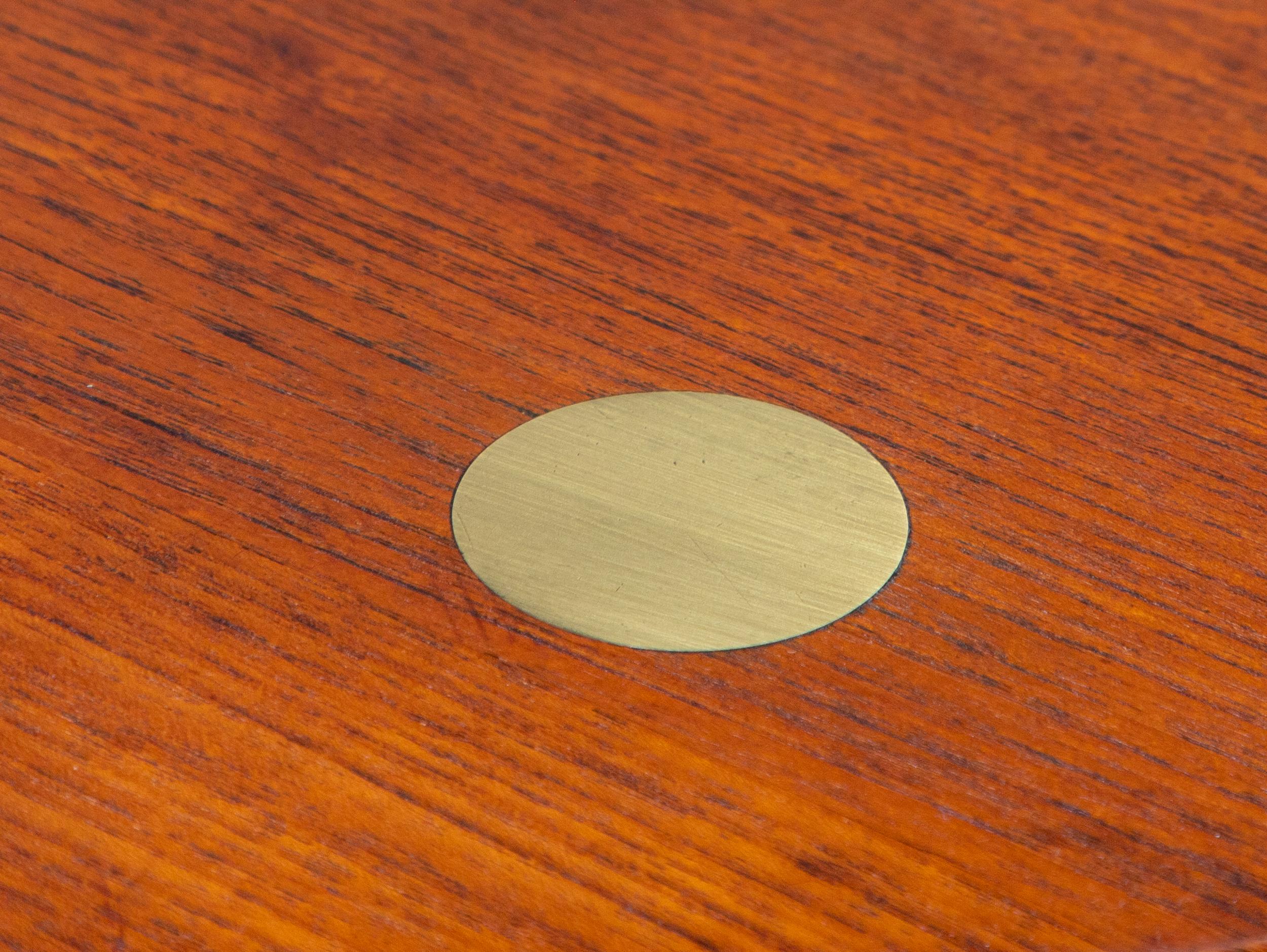 Milieu du XXe siècle Table basse cocktail en teck moderne danois The Moderns - ronde, teck, accents en laiton en vente