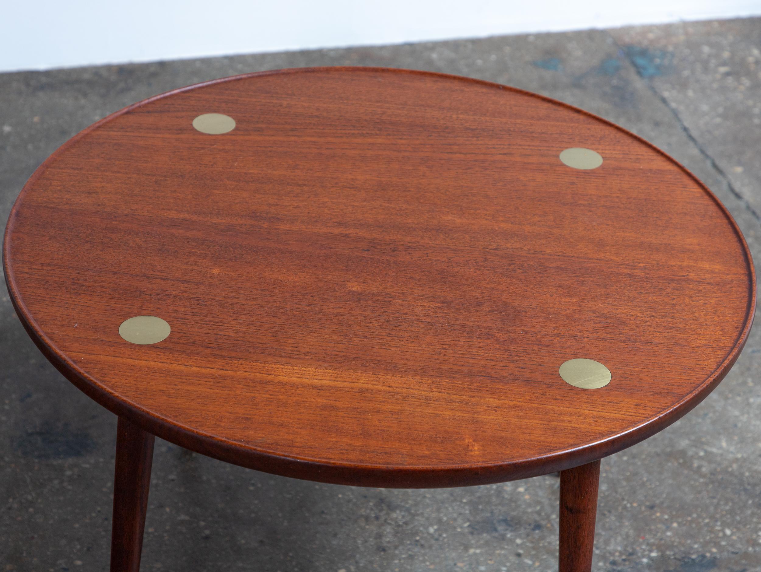 Laiton Table basse cocktail en teck moderne danois The Moderns - ronde, teck, accents en laiton en vente