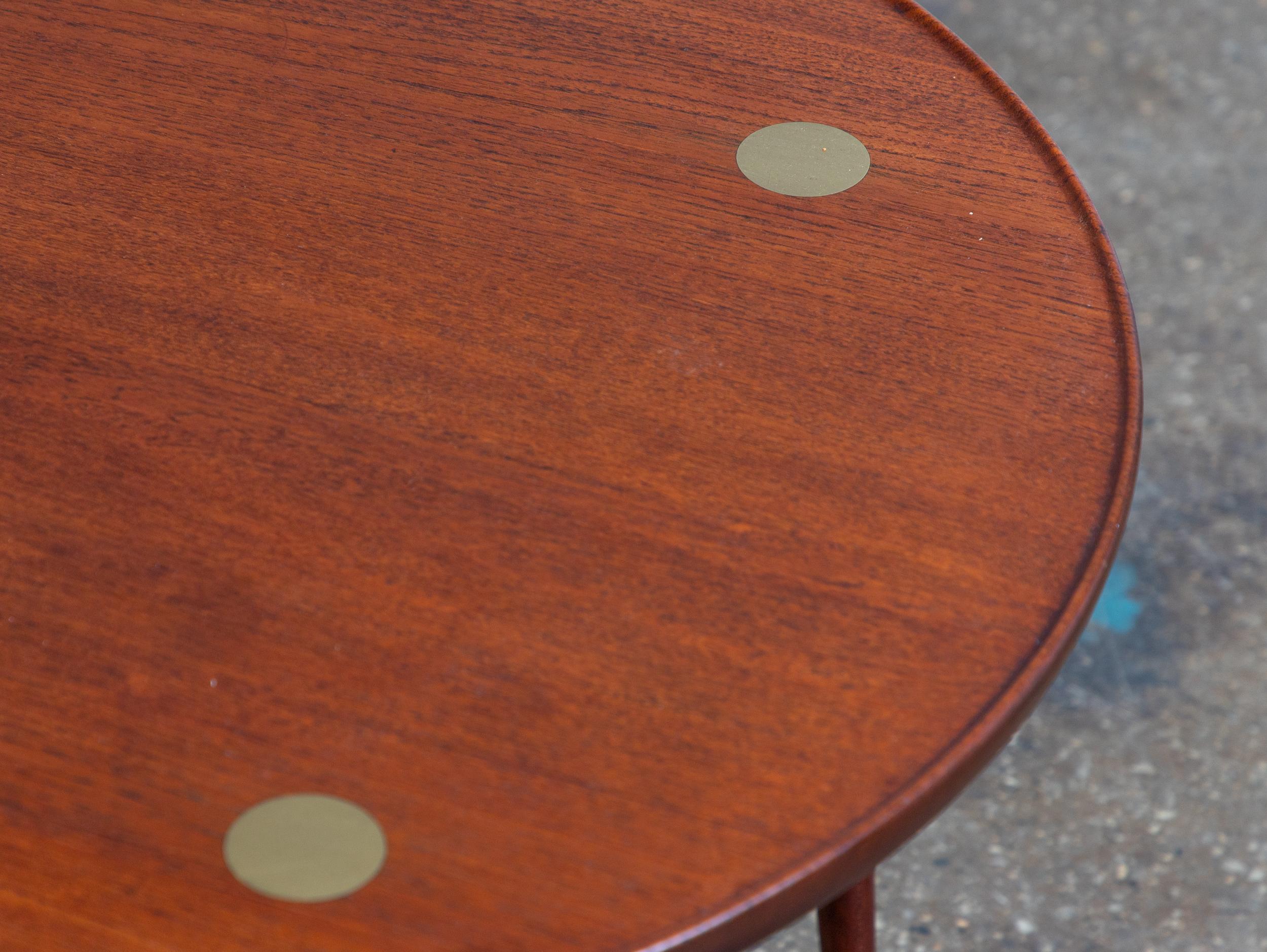 Table basse cocktail en teck moderne danois The Moderns - ronde, teck, accents en laiton en vente 1