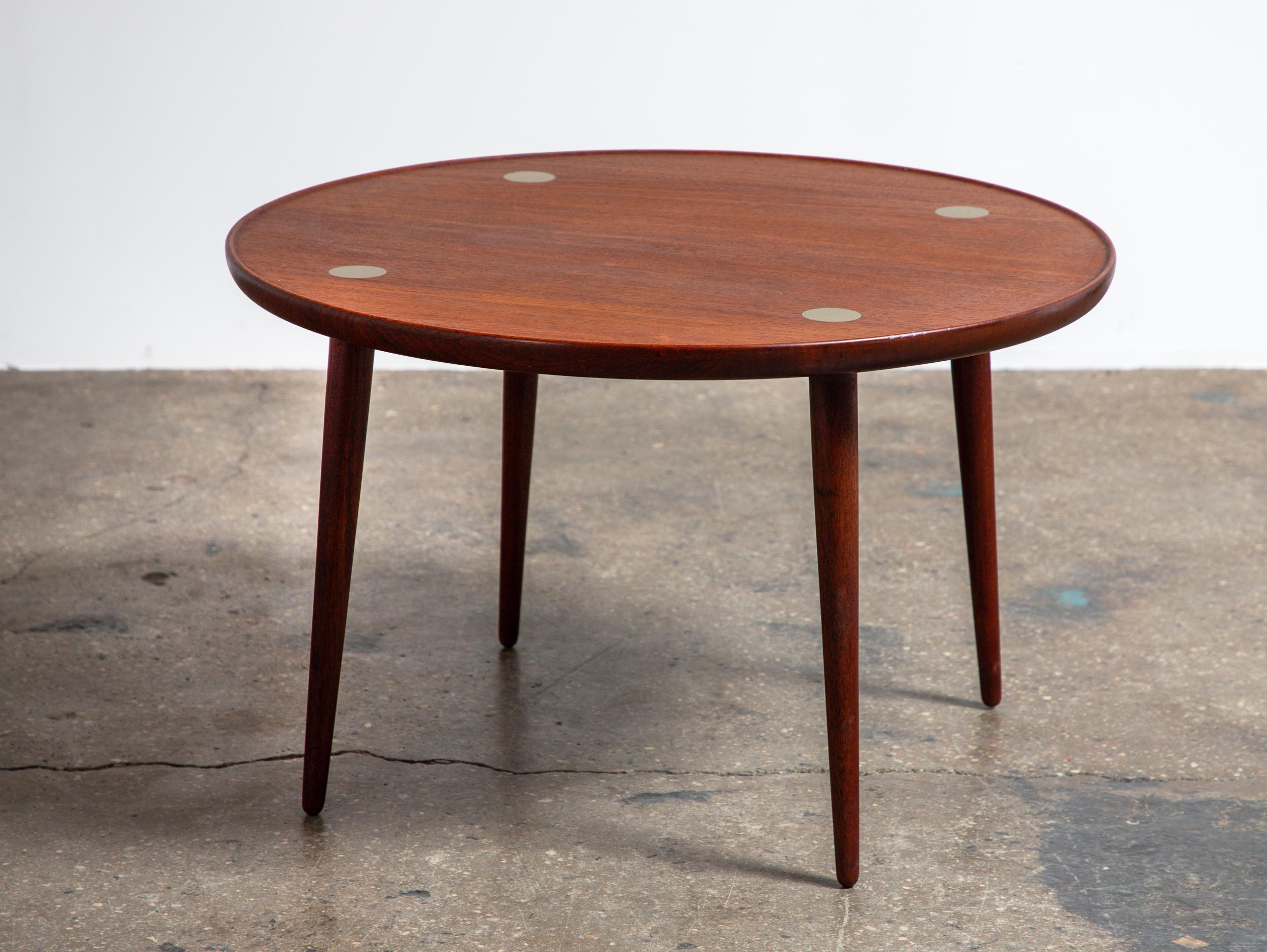 Table basse cocktail en teck moderne danois The Moderns - ronde, teck, accents en laiton en vente 2