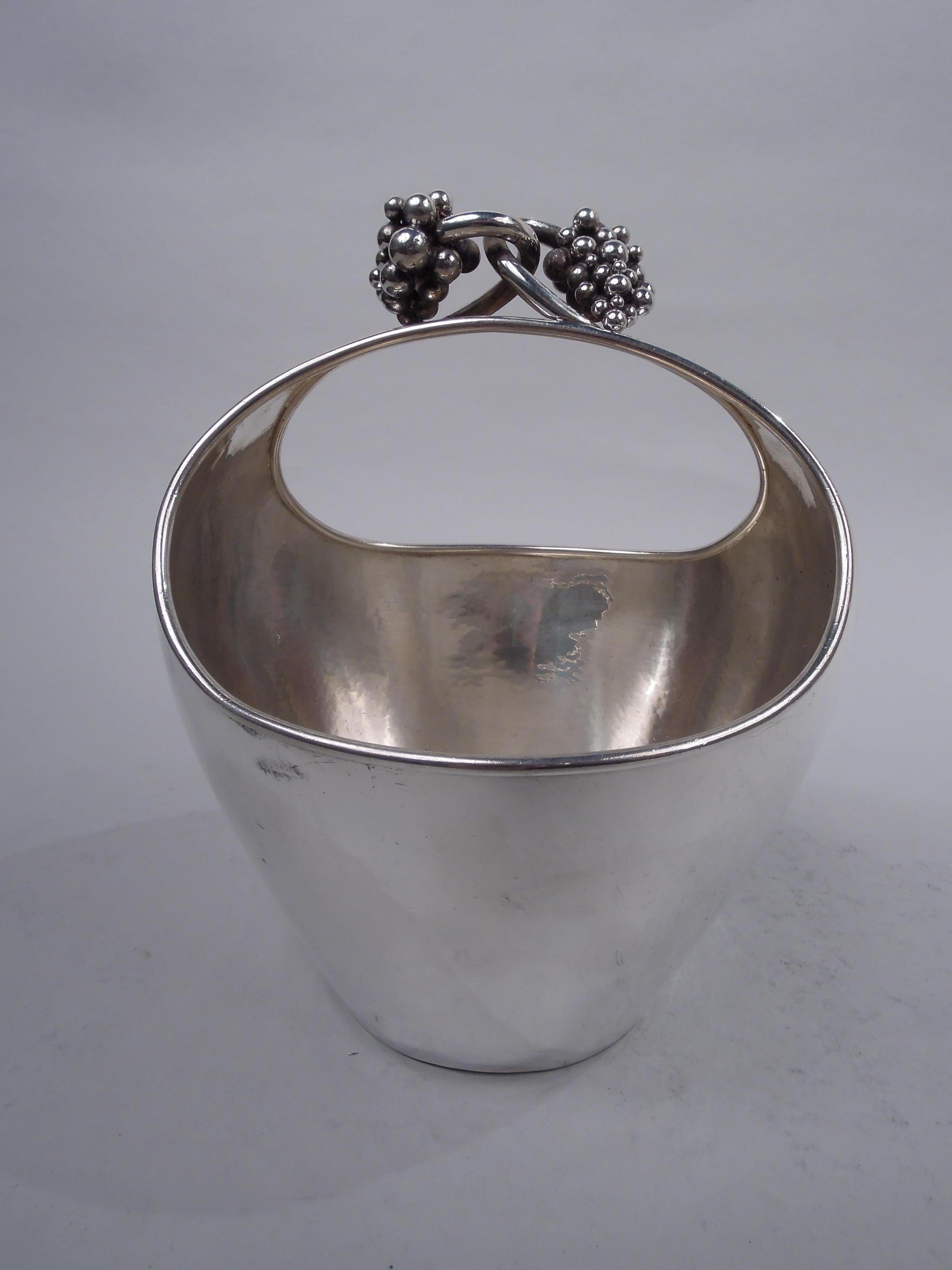 Danish Modern Jensen-Inspired Sterling Silver Basket In Good Condition For Sale In New York, NY