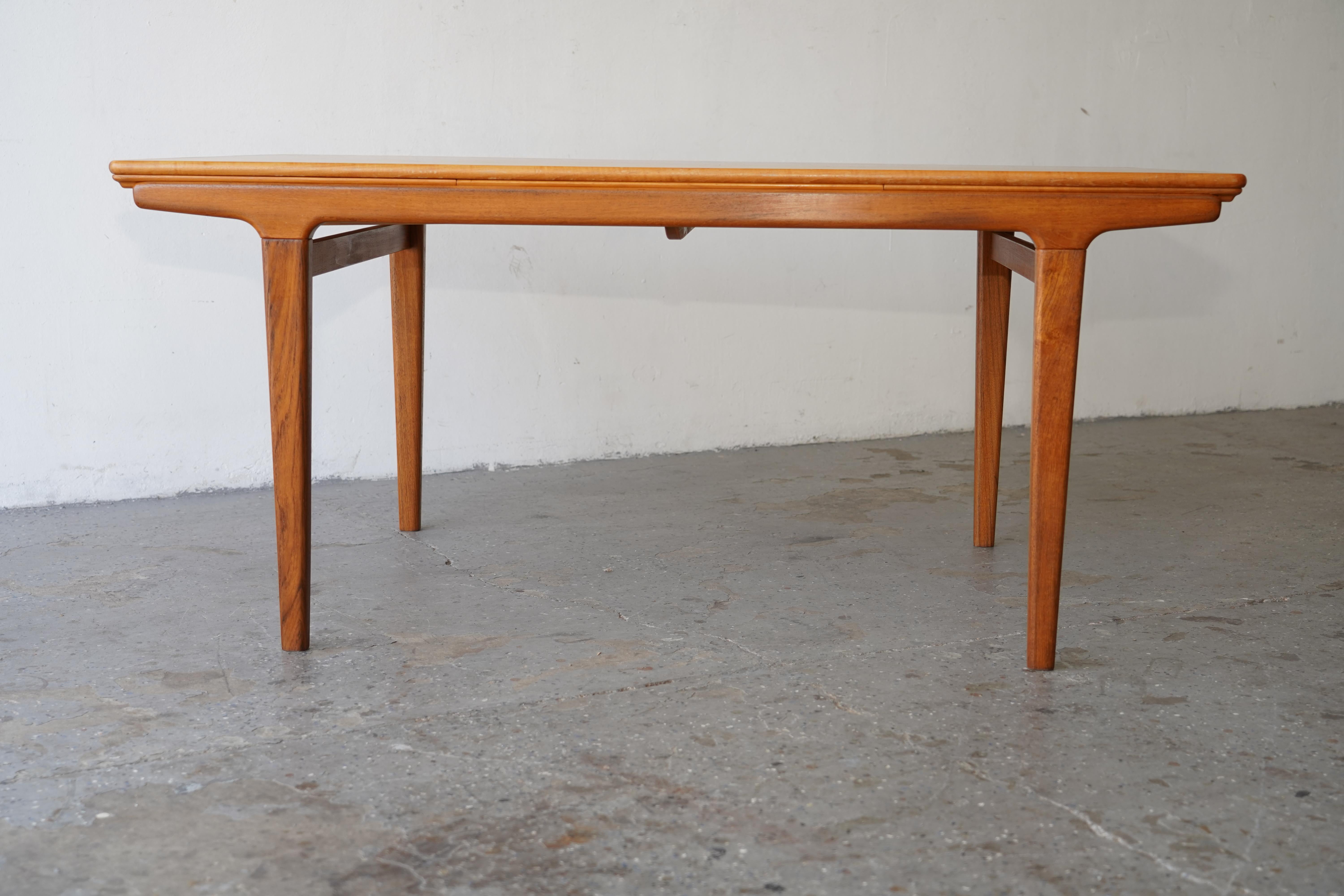 Danish Modern Johannes Andersen teak draw leaf dining table 8.5 ft In Good Condition For Sale In Las Vegas, NV