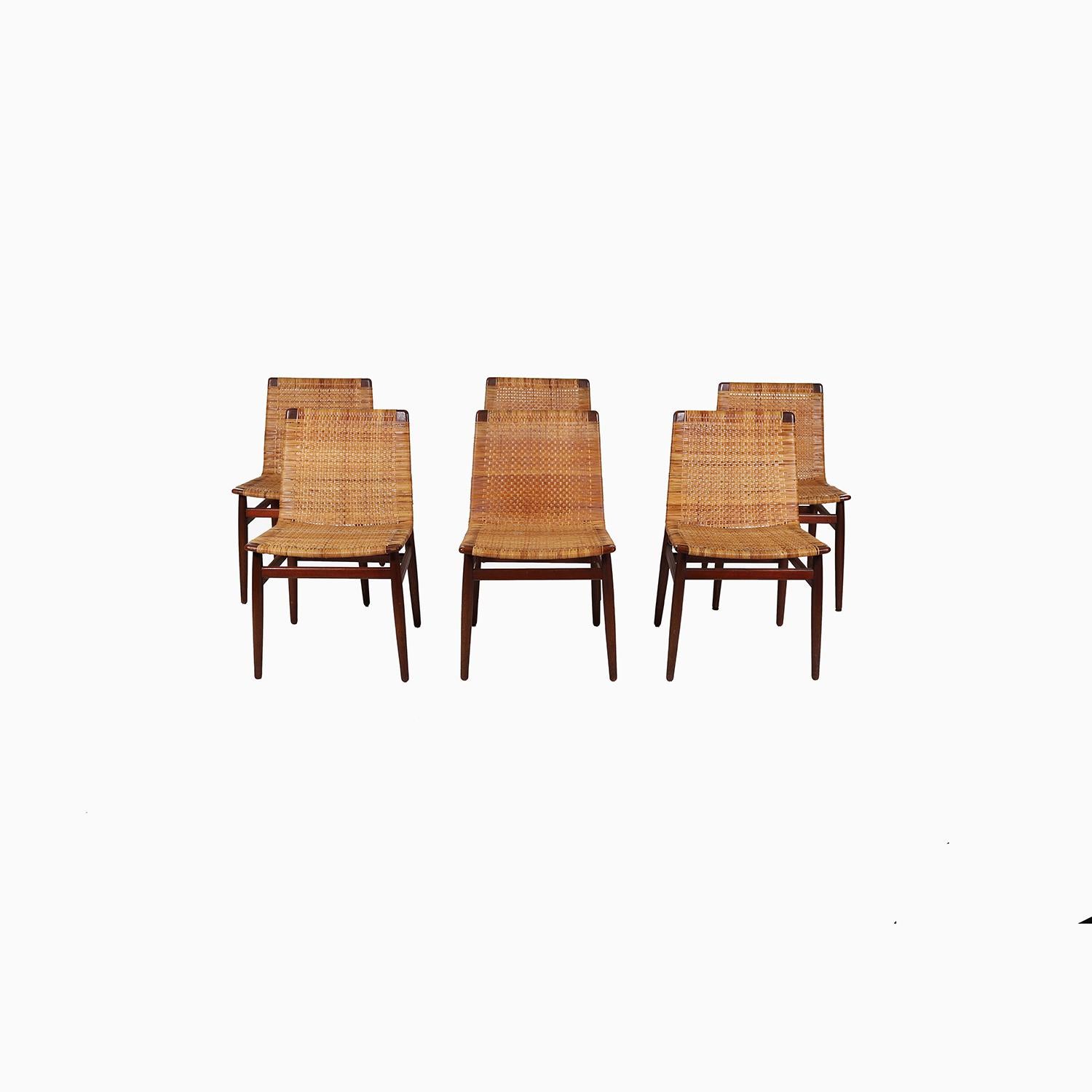 Ein Satz von sechs seltenen Esszimmerstühlen aus Teakholz und Binderohr, entworfen von Jørgen Høj und hergestellt von Thorald Madsen. Die Restaurierung des Rahmens und des Rohrs wird beim Kauf abgeschlossen sein. Die Vorlaufzeit für die