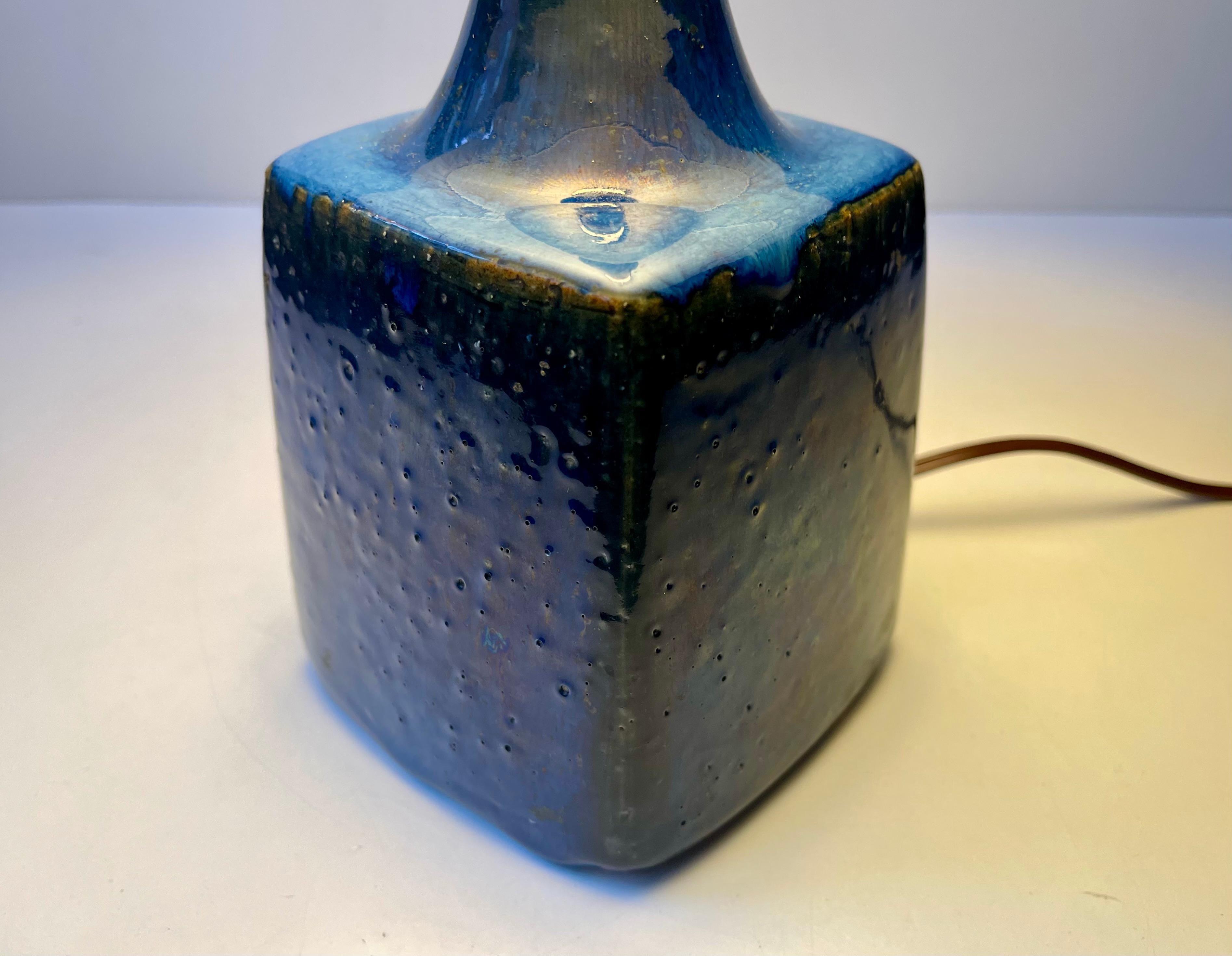 Moderno danese - Lampada da tavolo in gres Jytte Trebbien con smalti blu, anni '60 in vendita 2