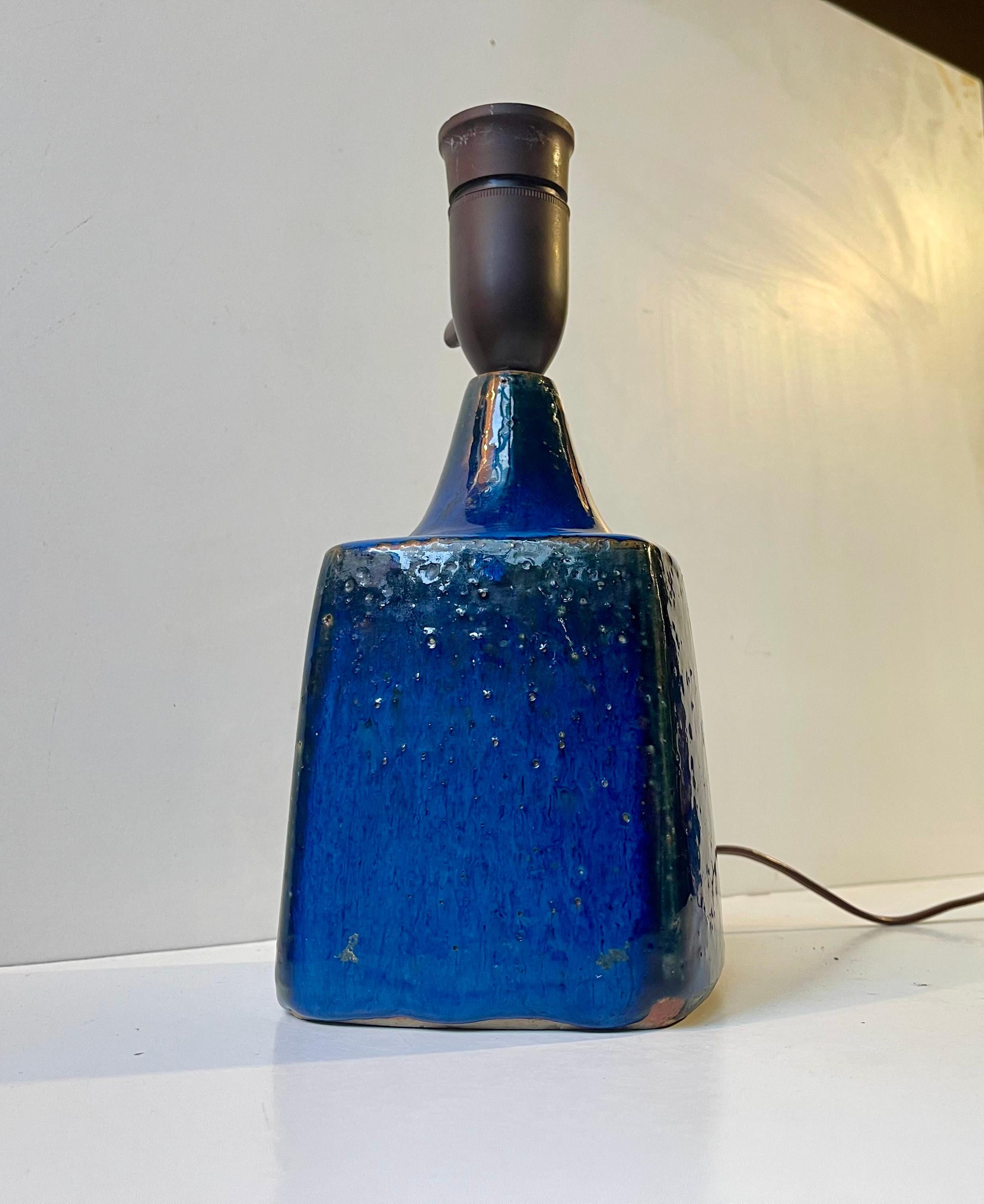 Lampada da tavolo in gres smaltato lucido e spettacolare nei toni del blu. Alcuni scuri, altri molto scuri, altri ancora azzurri e altri con un accenno di viola e persino alcuni che gocciolano sui bordi. Questa base per lampada è stata realizzata