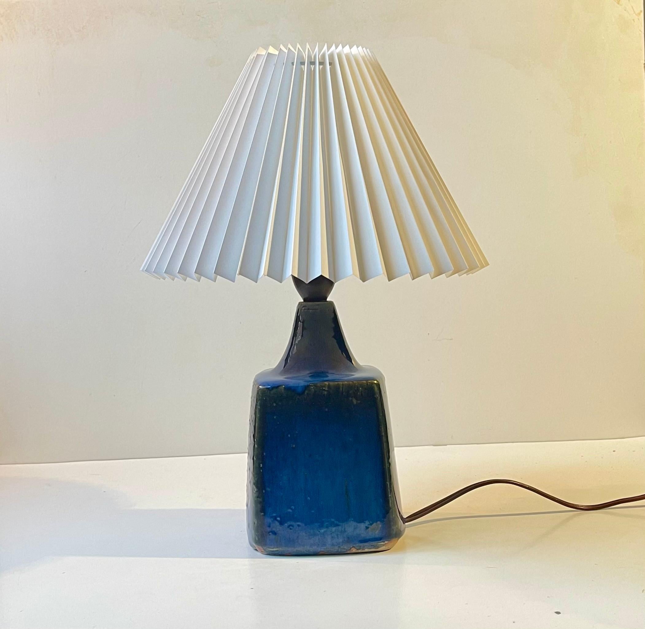 Scandinavo moderno Moderno danese - Lampada da tavolo in gres Jytte Trebbien con smalti blu, anni '60 in vendita