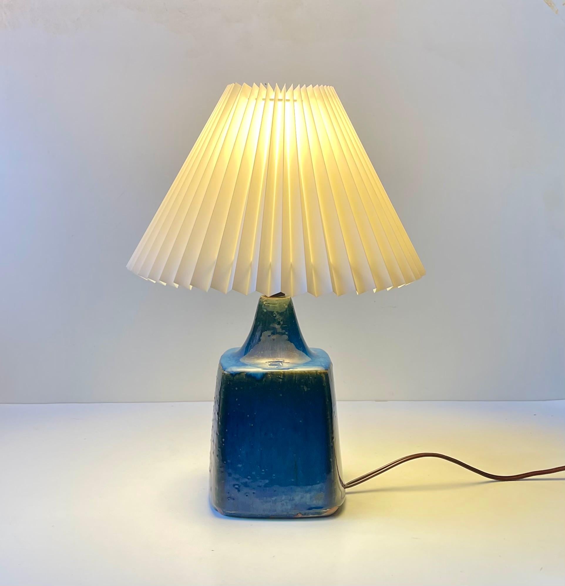 Danese Moderno danese - Lampada da tavolo in gres Jytte Trebbien con smalti blu, anni '60 in vendita