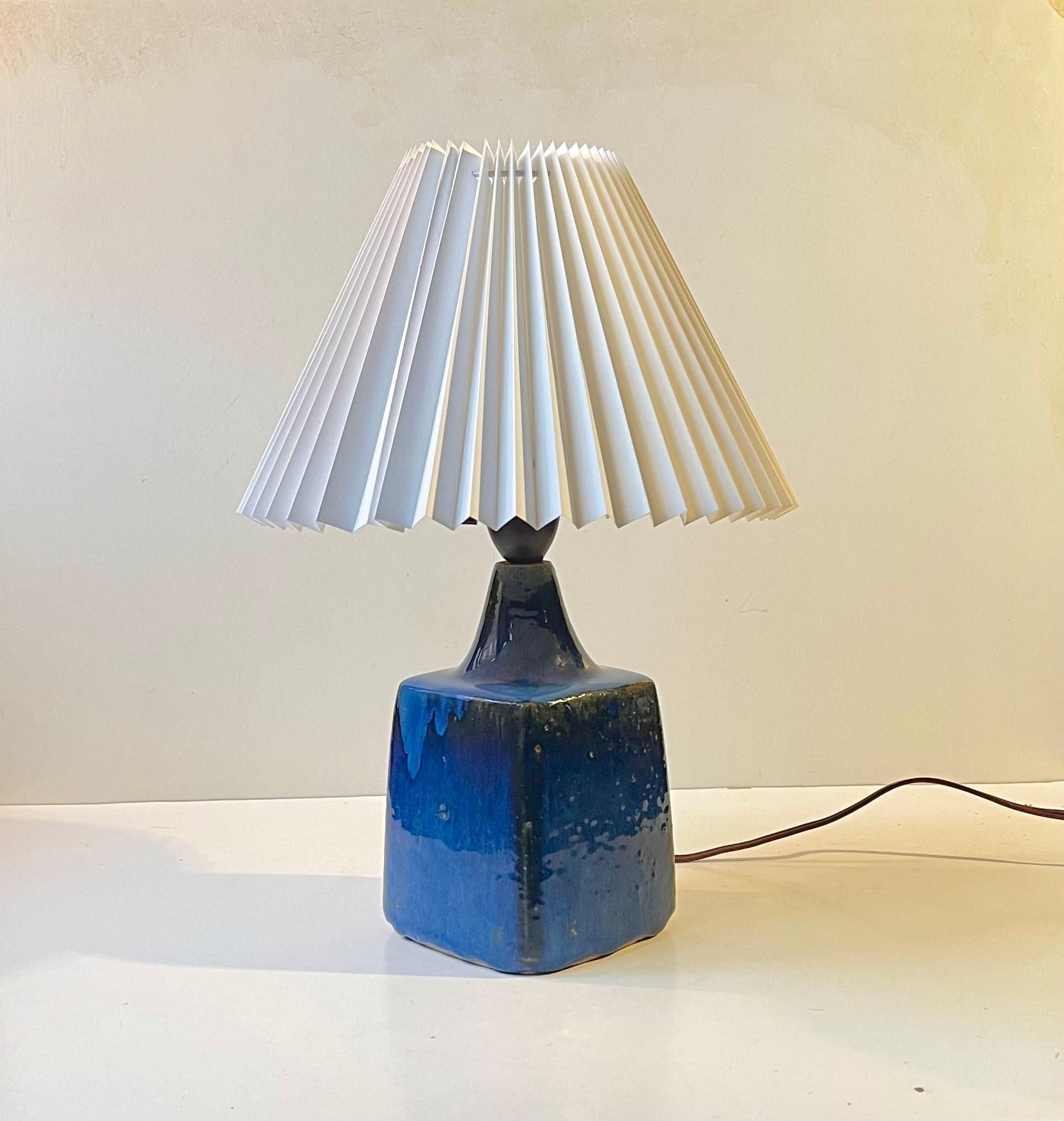 Smaltato Moderno danese - Lampada da tavolo in gres Jytte Trebbien con smalti blu, anni '60 in vendita