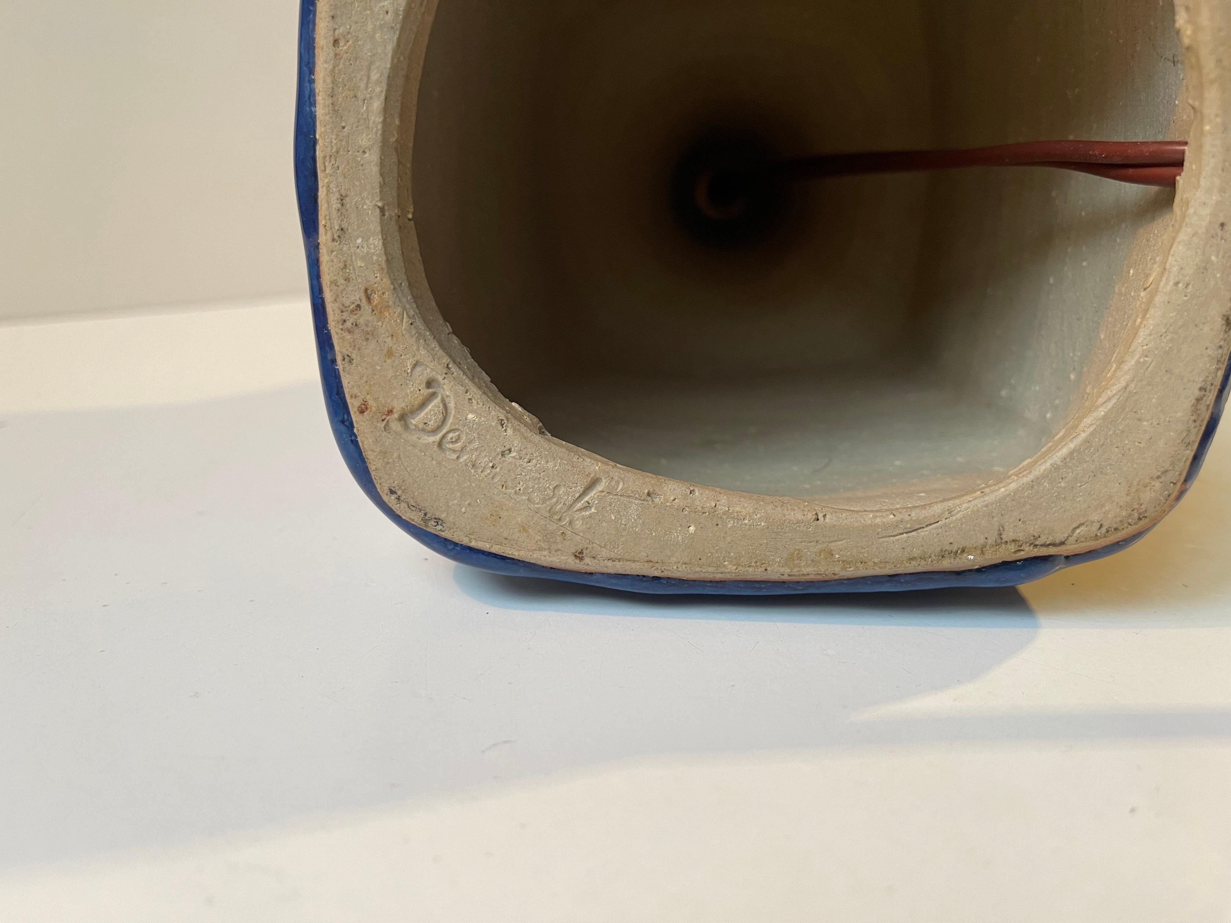 Metà XX secolo Moderno danese - Lampada da tavolo in gres Jytte Trebbien con smalti blu, anni '60 in vendita