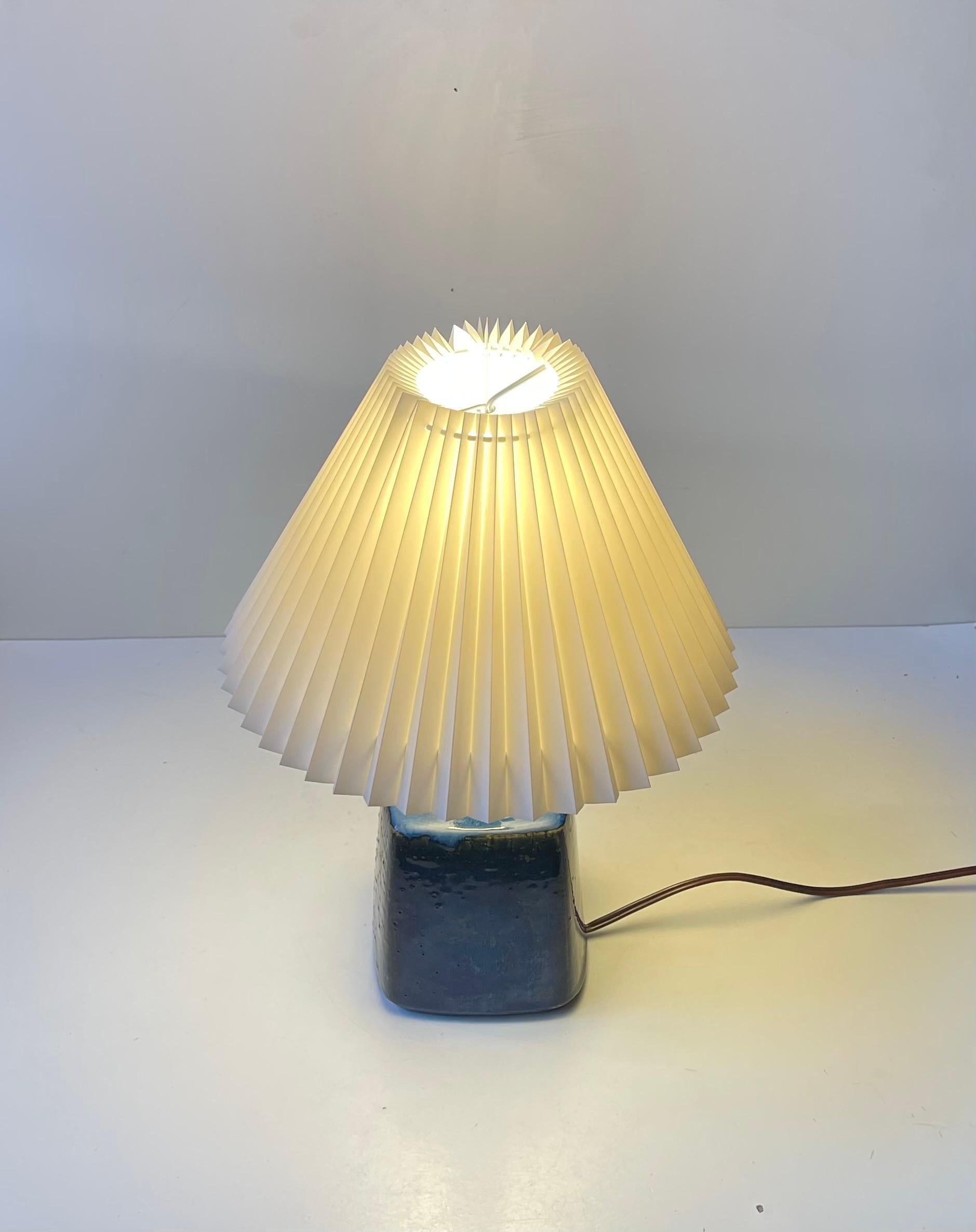 Grès porcellanato Moderno danese - Lampada da tavolo in gres Jytte Trebbien con smalti blu, anni '60 in vendita