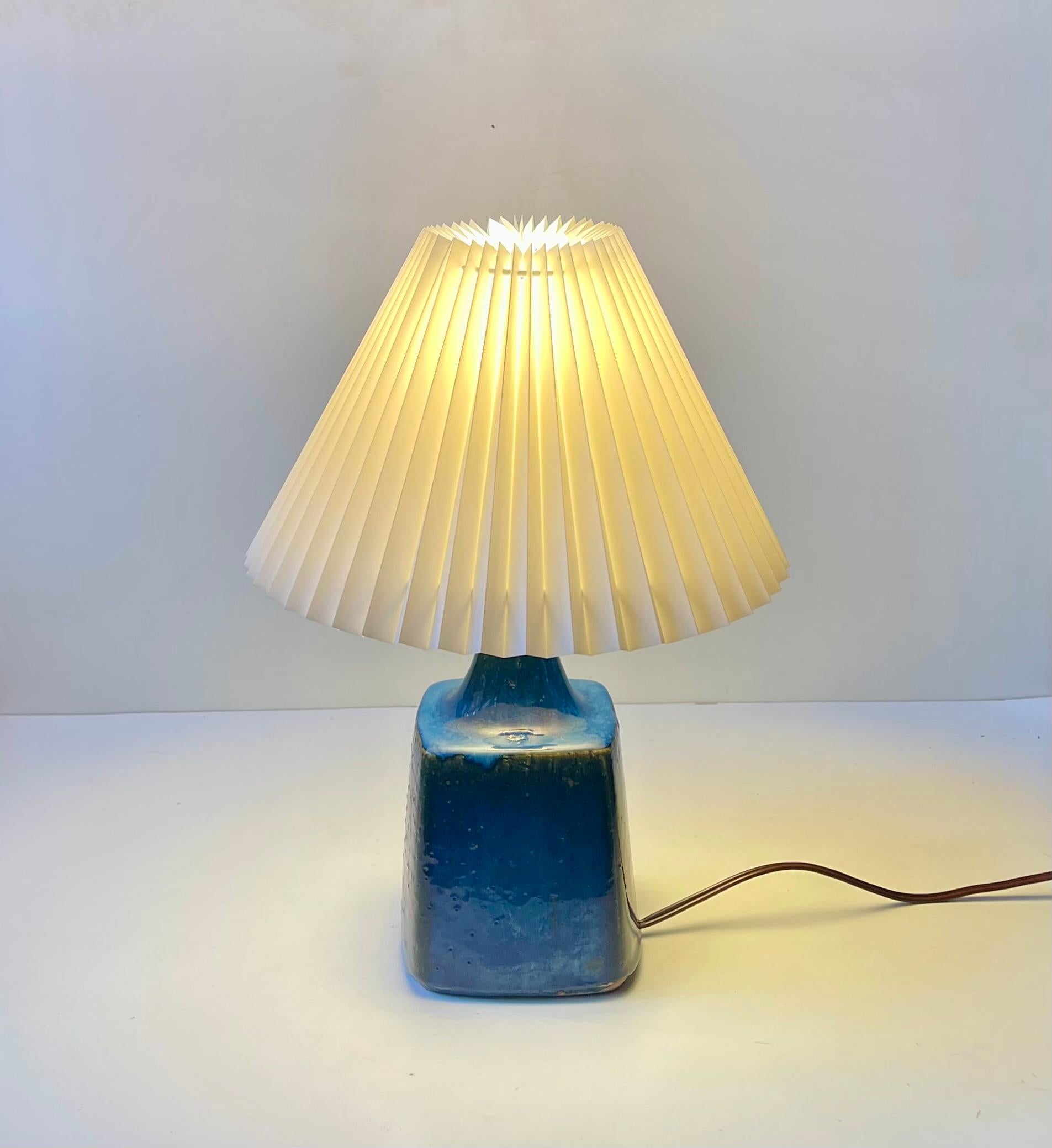 Moderno danese - Lampada da tavolo in gres Jytte Trebbien con smalti blu, anni '60 in vendita 1