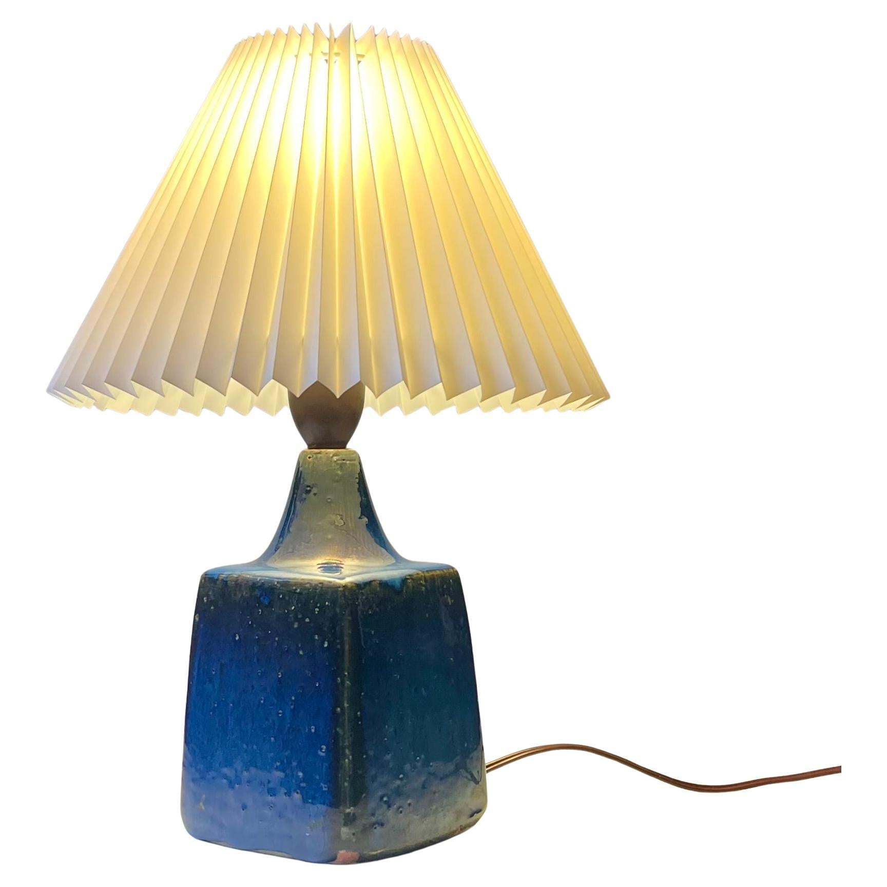 Moderno danese - Lampada da tavolo in gres Jytte Trebbien con smalti blu, anni '60 in vendita
