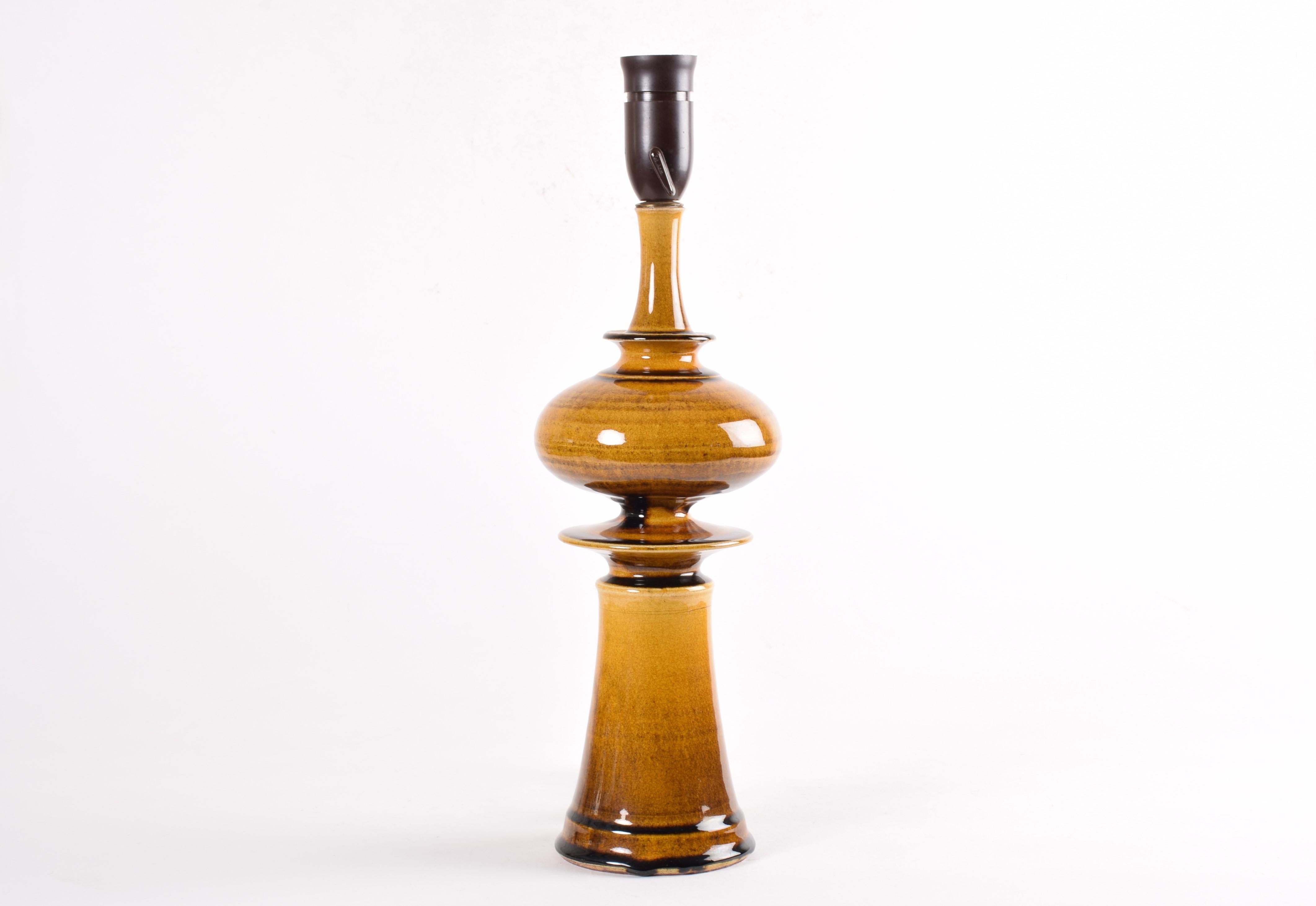 Scandinave moderne Lampe de table sculpturale danoise moderne Kähler jaune ambré par P E Eliasen, années 1960 en vente