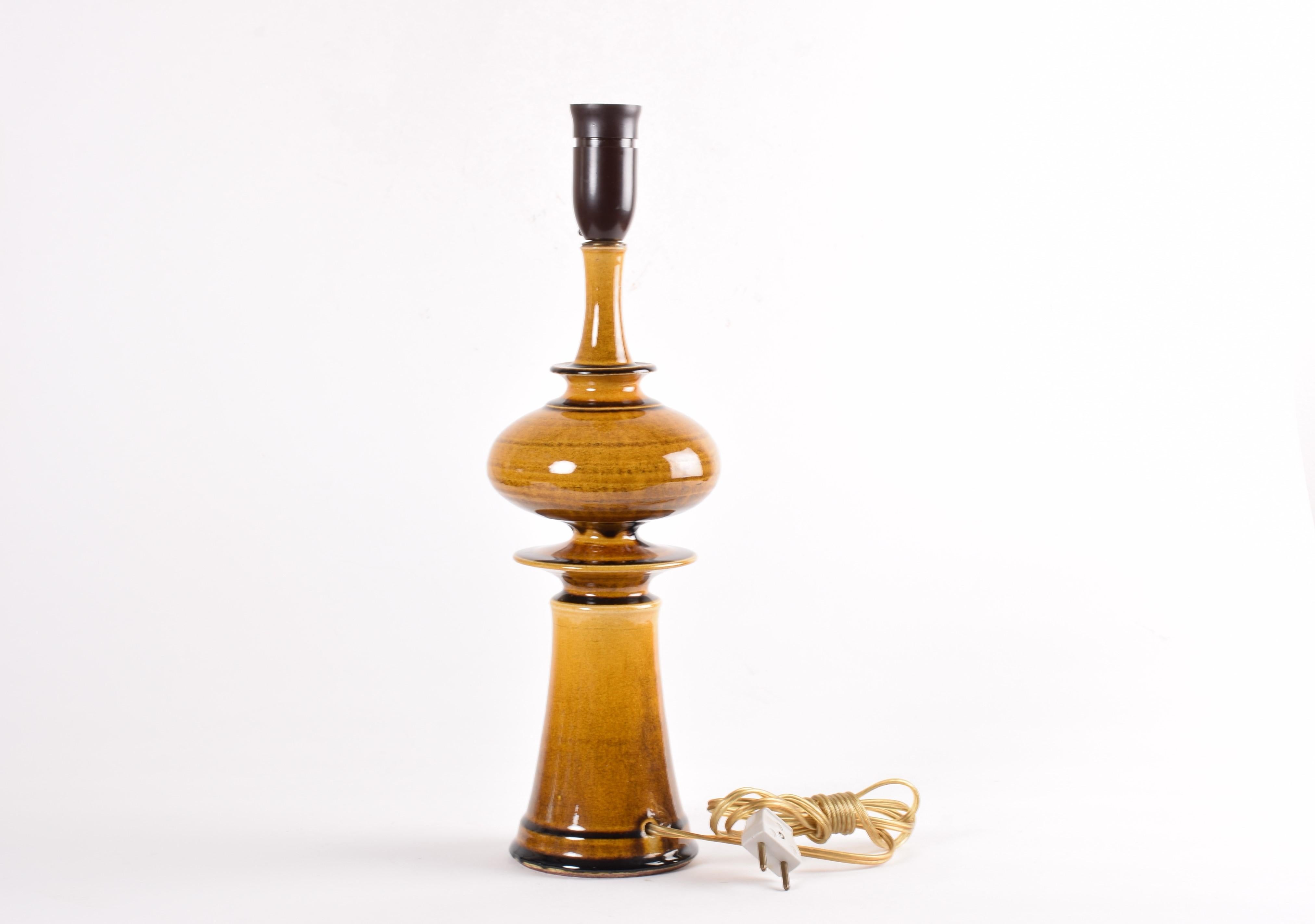 Danois Lampe de table sculpturale danoise moderne Kähler jaune ambré par P E Eliasen, années 1960 en vente