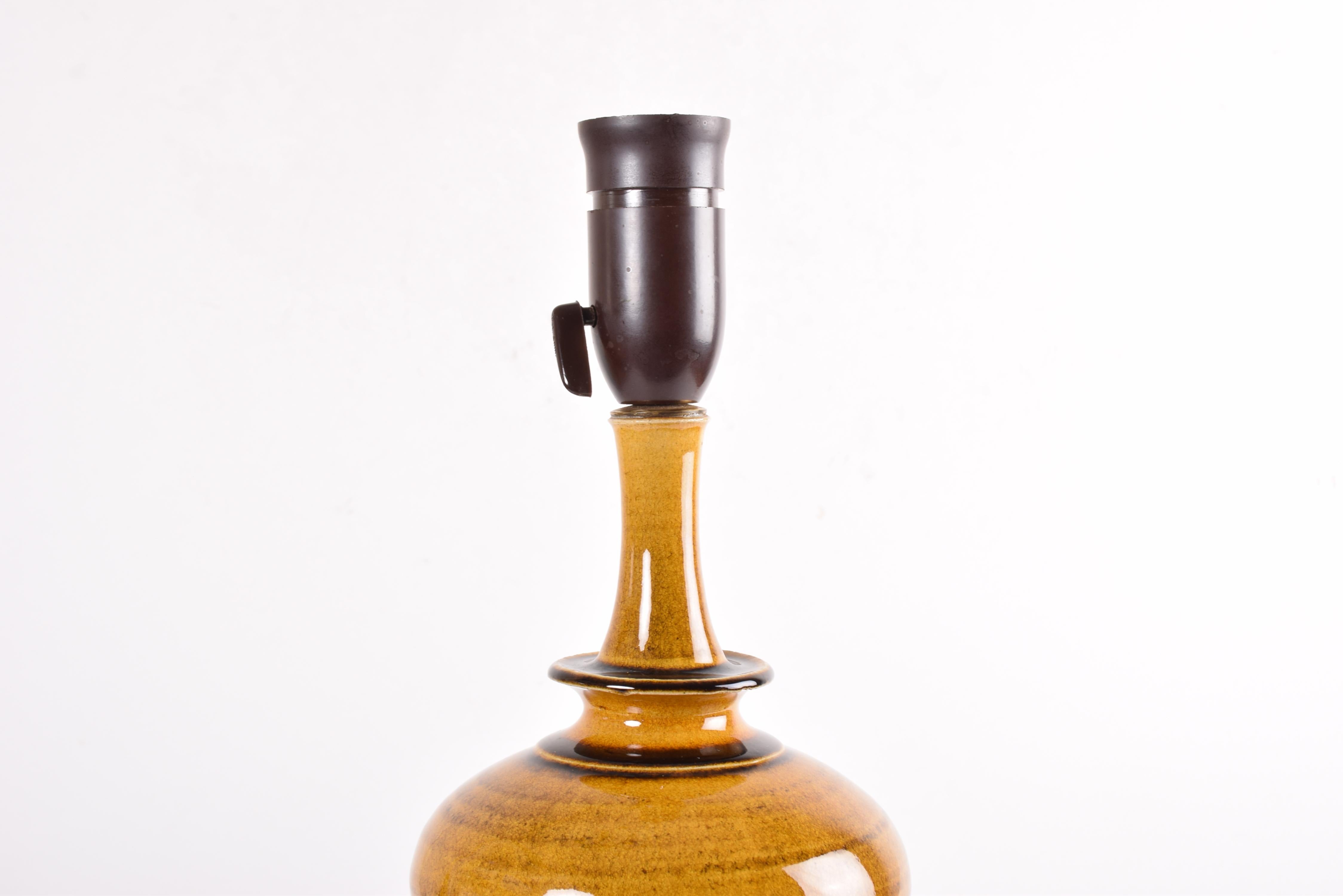 20ième siècle Lampe de table sculpturale danoise moderne Kähler jaune ambré par P E Eliasen, années 1960 en vente