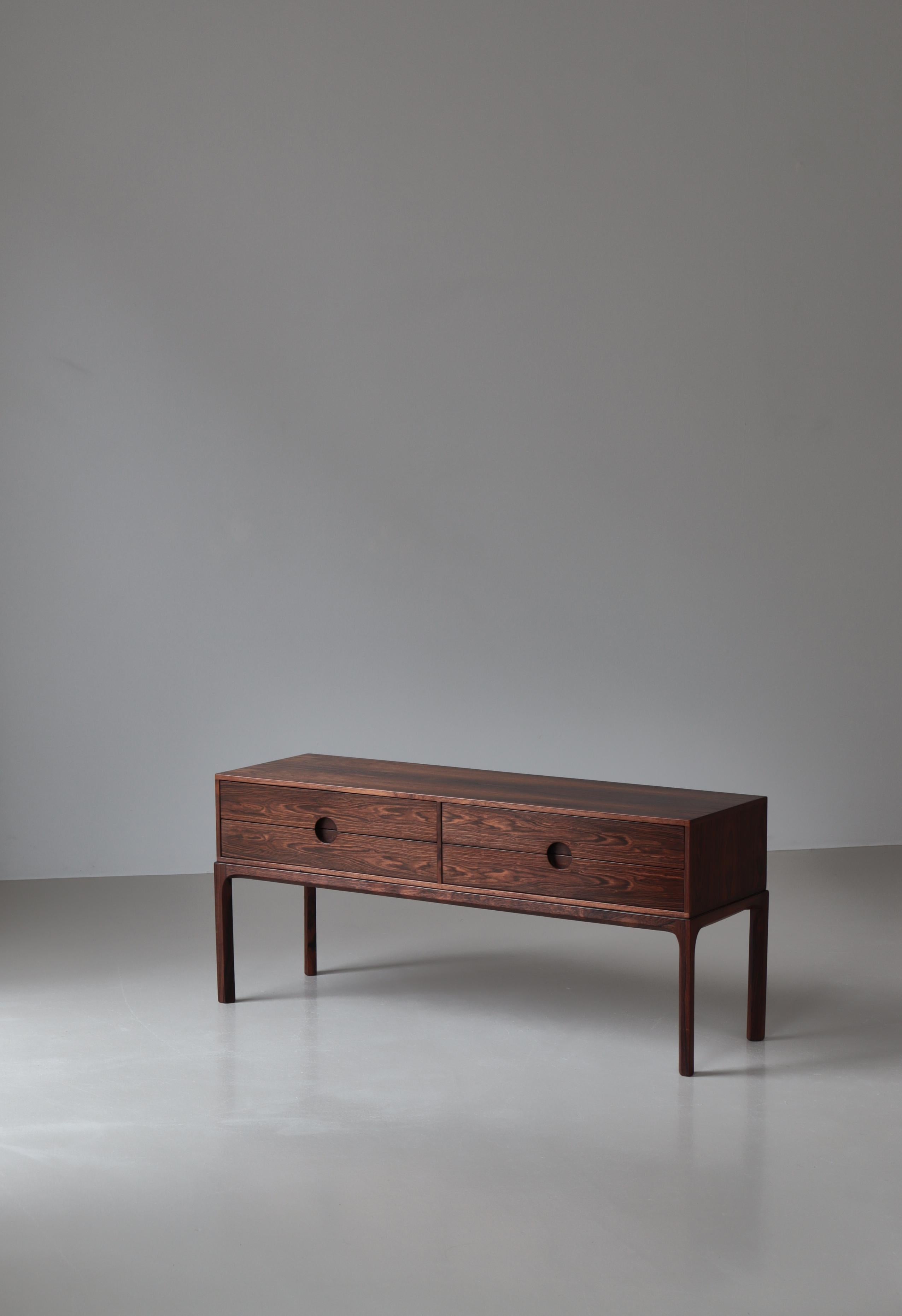 Incredibile cassettiera bassa no. 394 disegnata da Kai Kristiansen nei primi anni '60 e realizzata da Aksel Kjersgaard. Realizzato in legno di palissandro con una bellissima venatura. Marcato dal produttore.
La cassapanca era originariamente