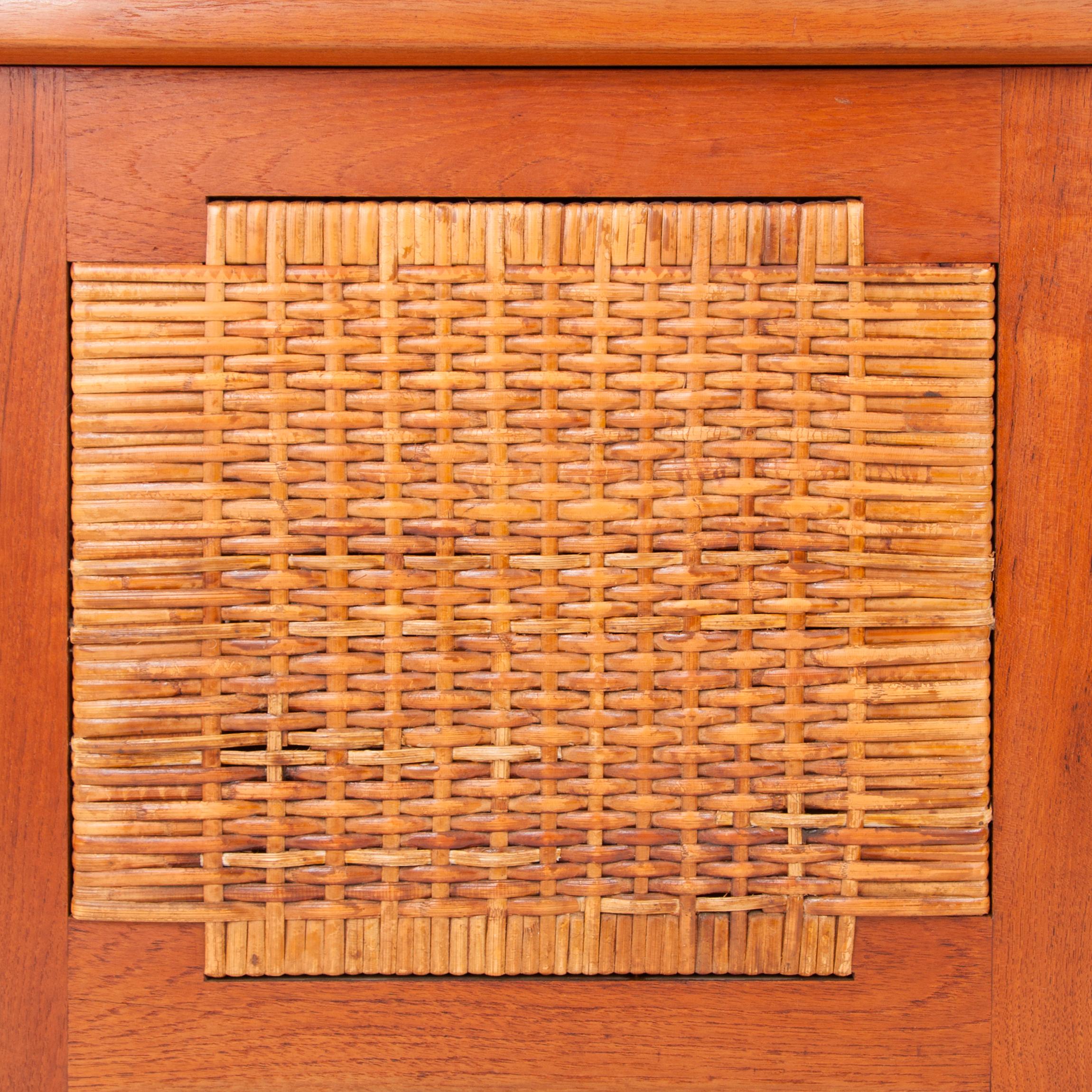 A beautiful midcentury teak and woven wickerwork / cane chest from the 1960s, model PH52, designed by Kai Winding for Poul Hundevad, Vamdrup, Denmark. In excellent condition.