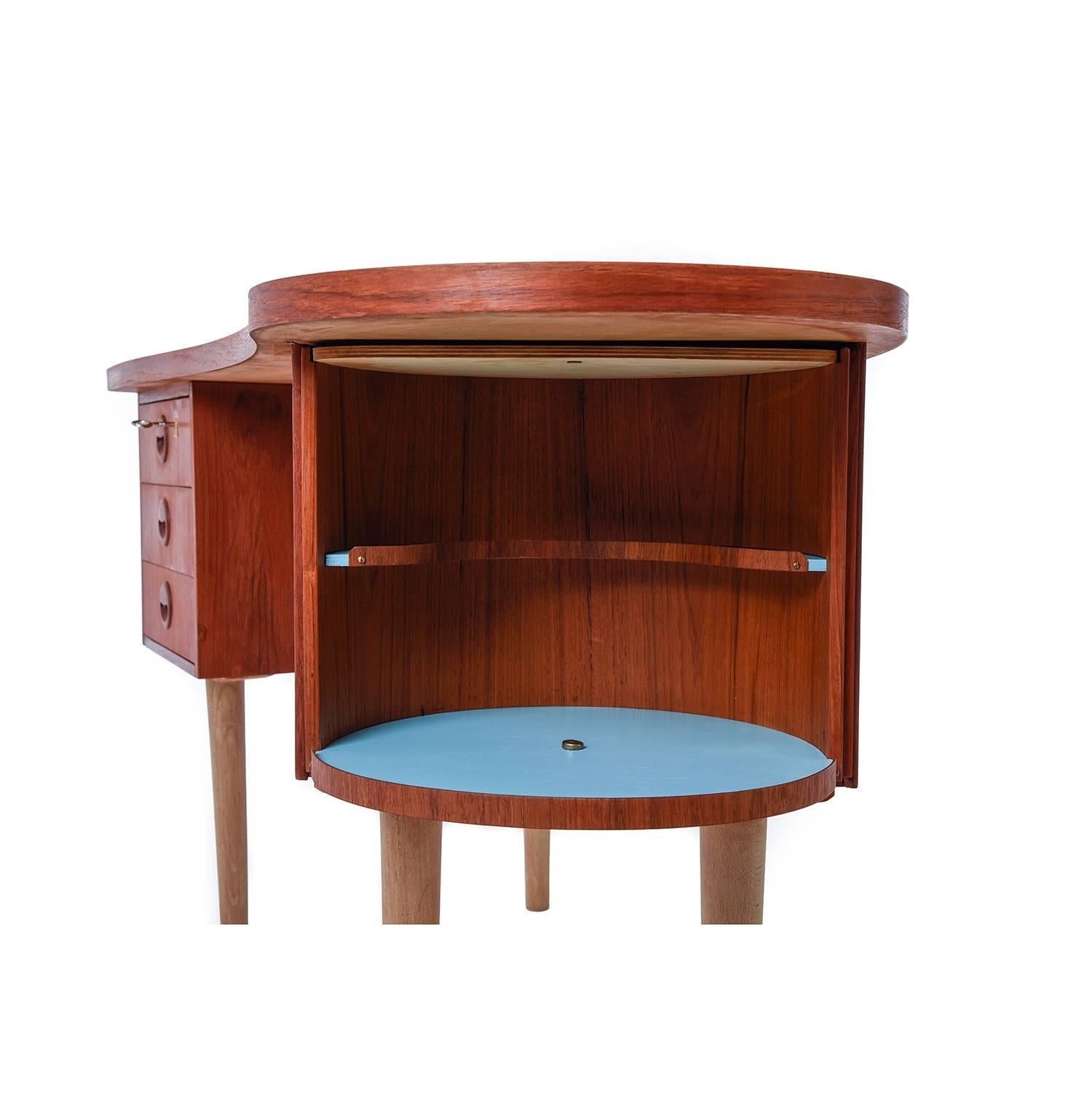 Danish Modern Kidney Shaped Desk In Excellent Condition In Minneapolis, MN