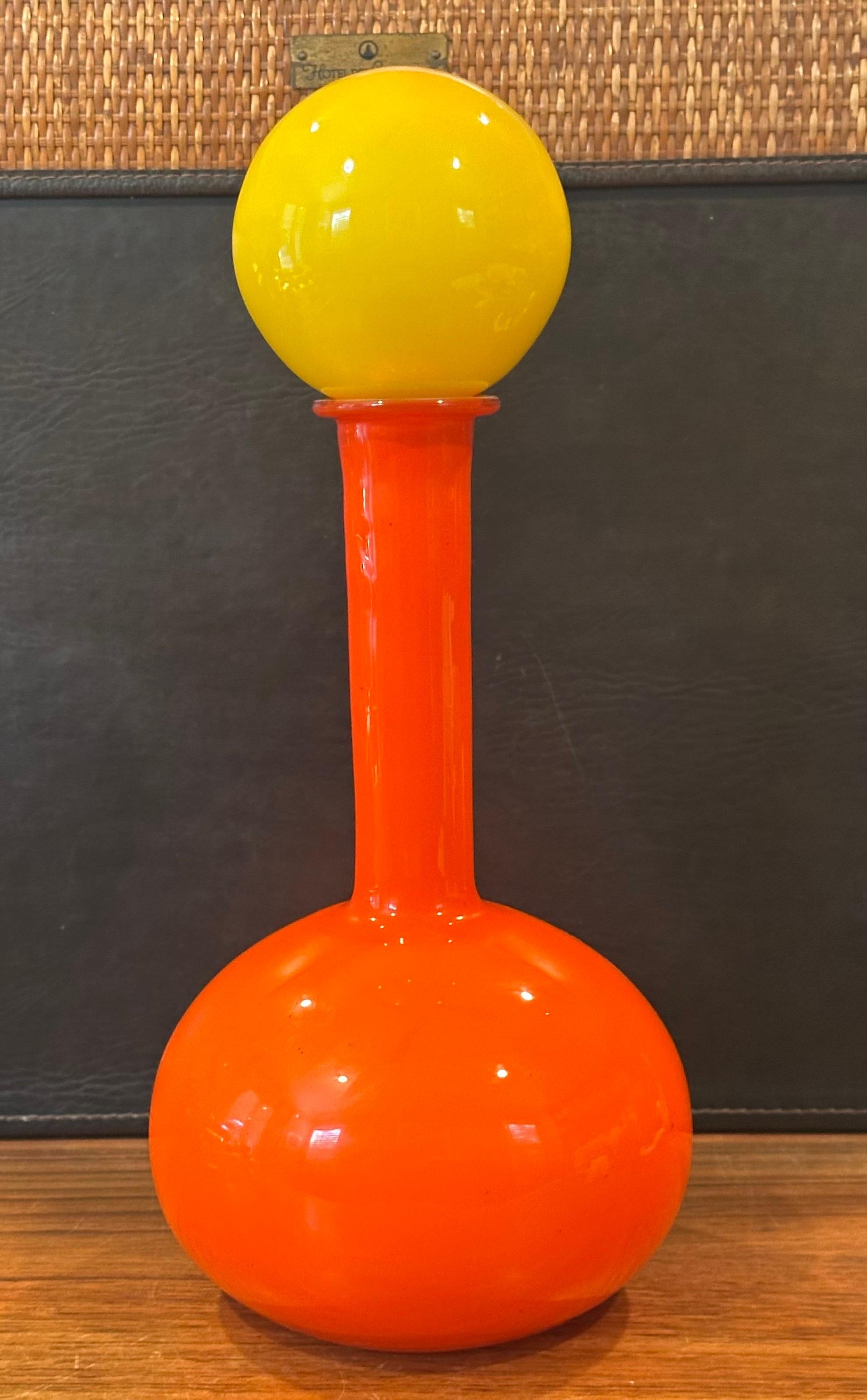 Vetro soffiato Bottiglia grande moderna danese con tappo di Otto Brauer per Holmegaard in vendita