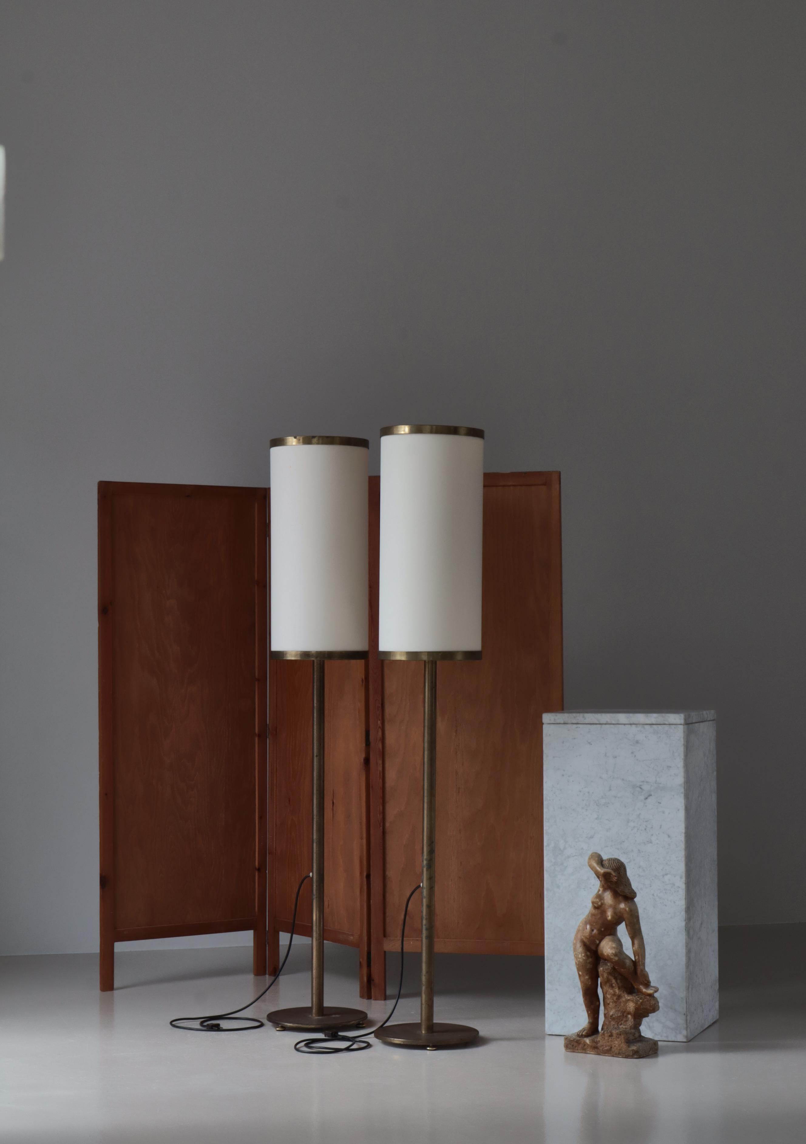 Ein Paar große dänische moderne Stehlampen aus patiniertem Messing und Acrylschirmen. Die Lampen wurden in den 1960er Jahren als Teil der Innenausstattung einer dänischen Fähre hergestellt und werden dem Architekten Kay Kørbing zugeschrieben. Jede