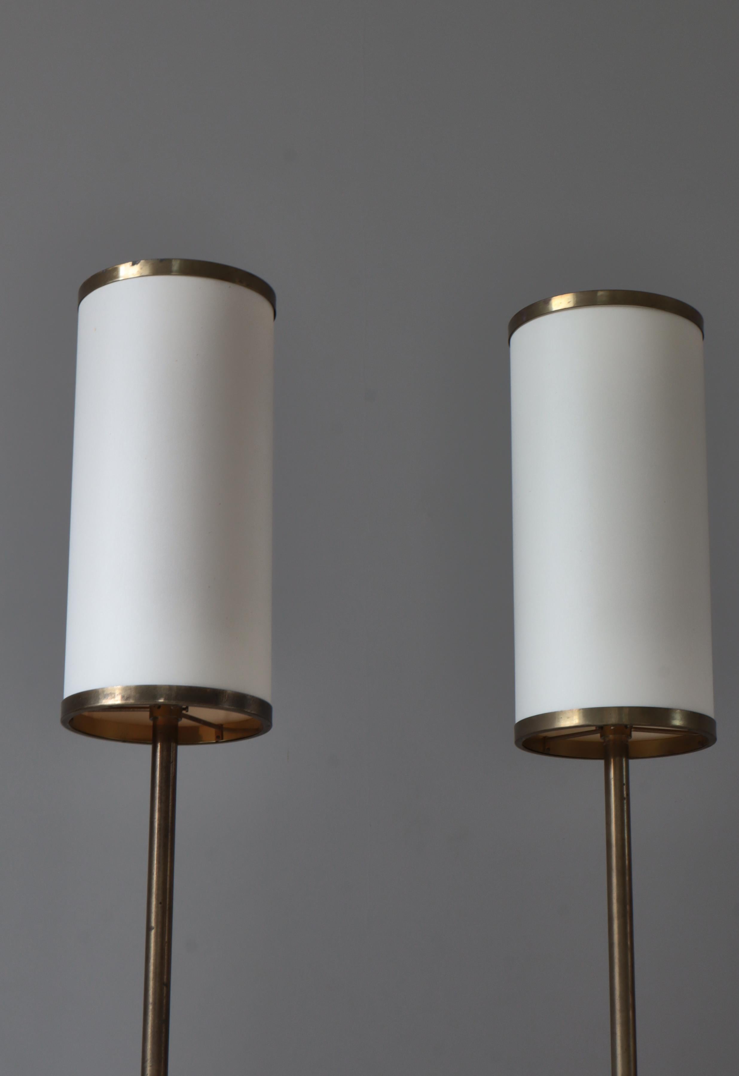 Dänische moderne große Stehlampen aus patiniertem Messing von Kay Kørbing, 1960er Jahre (Mitte des 20. Jahrhunderts) im Angebot