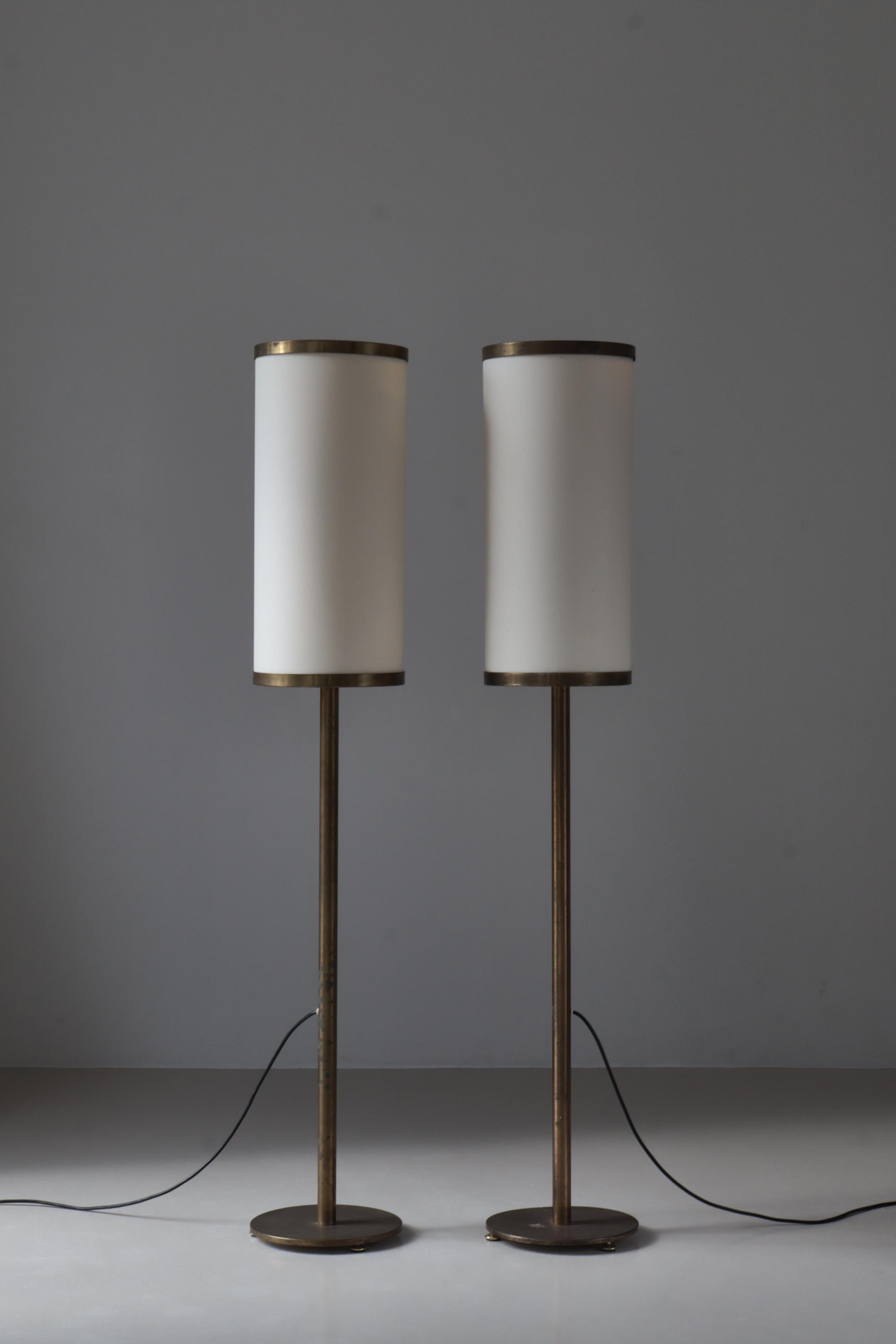 Dänische moderne große Stehlampen aus patiniertem Messing von Kay Kørbing, 1960er Jahre im Angebot 1